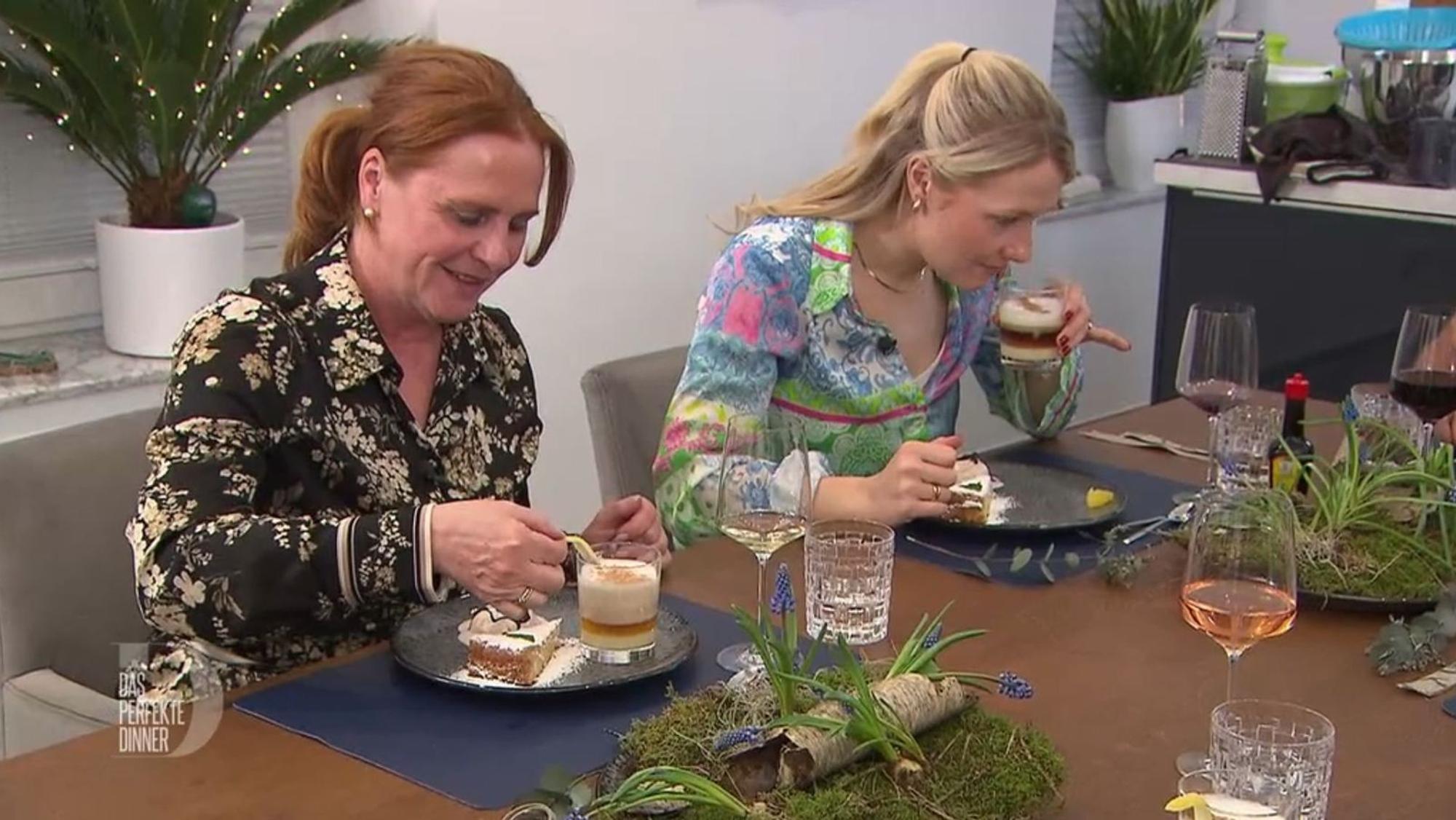 Auf den Barraquito freut sich Maike (links) schon den ganzen Tag. Auch Franzi schmeckt es.
(Bild: RTL)