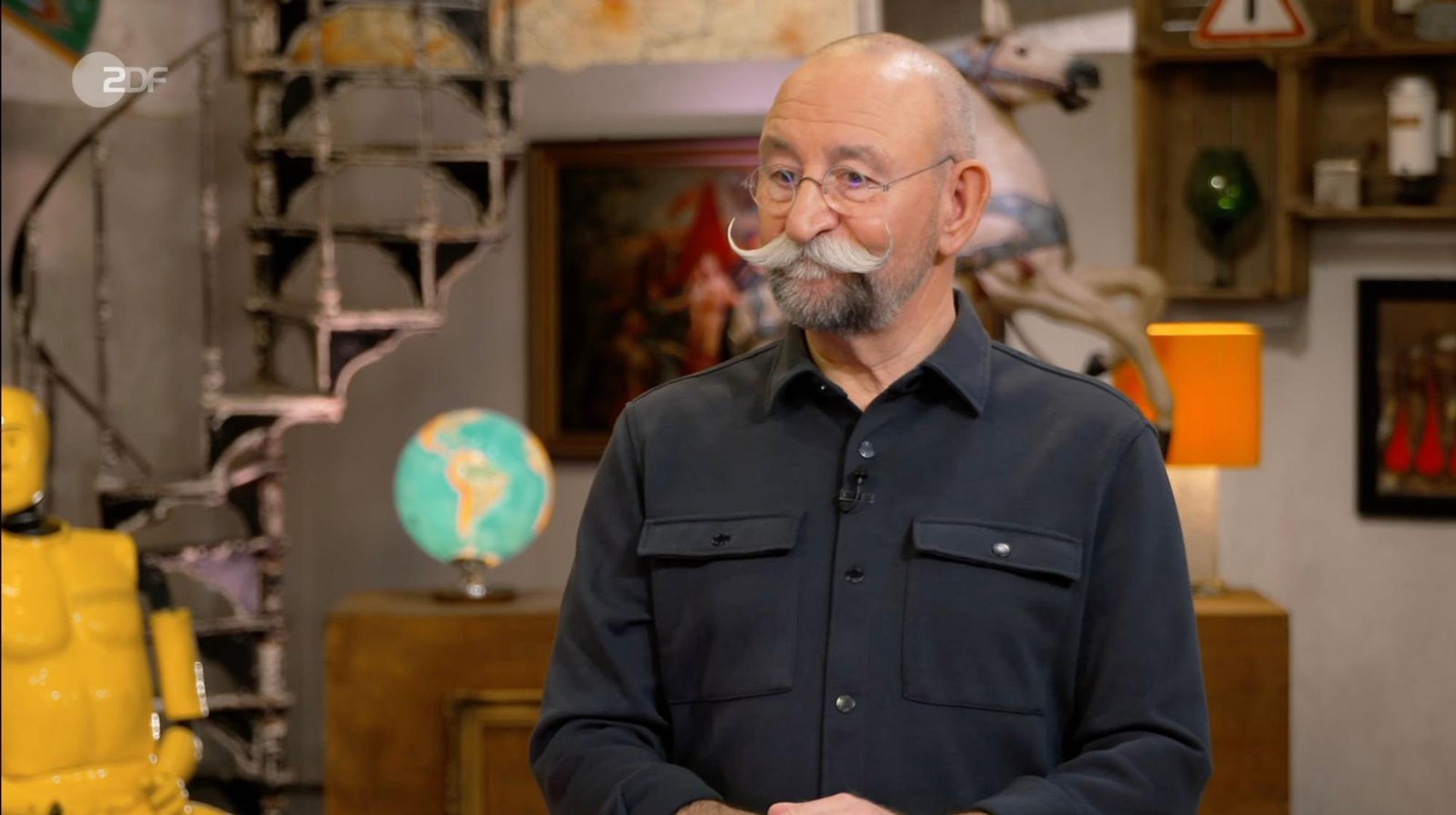 „Wunderschön“ fand Horst Lichter das Mitbringsel nach der Expertise. (Bild: ZDF)