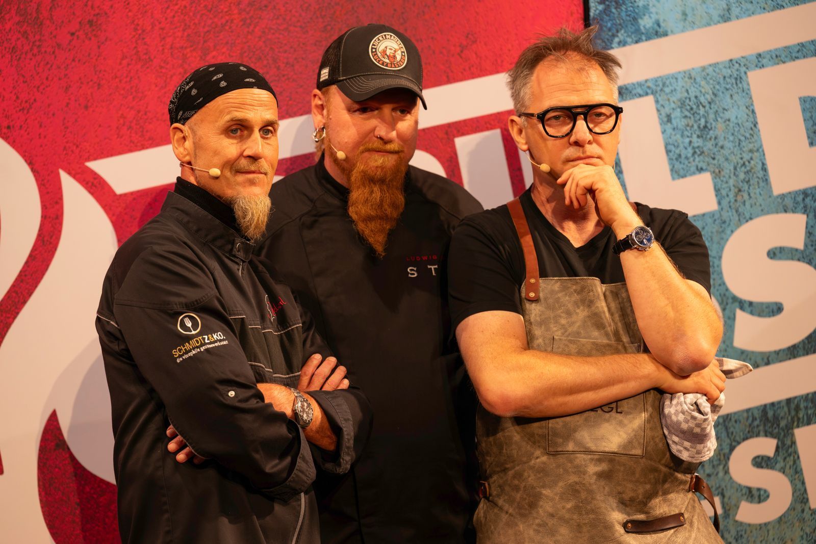 Dreifache Spitze gegen den Koch-King: Im „Coach-Special“ vom „Grill den Henssler Sommer-Special“ wollen (von links) Ralf Zacherl, Lucki Maurer und Max Stiegl den Gastgeber Henssler ins Schwitzen bringen. (Bild: RTL/Markus Hertrich)
