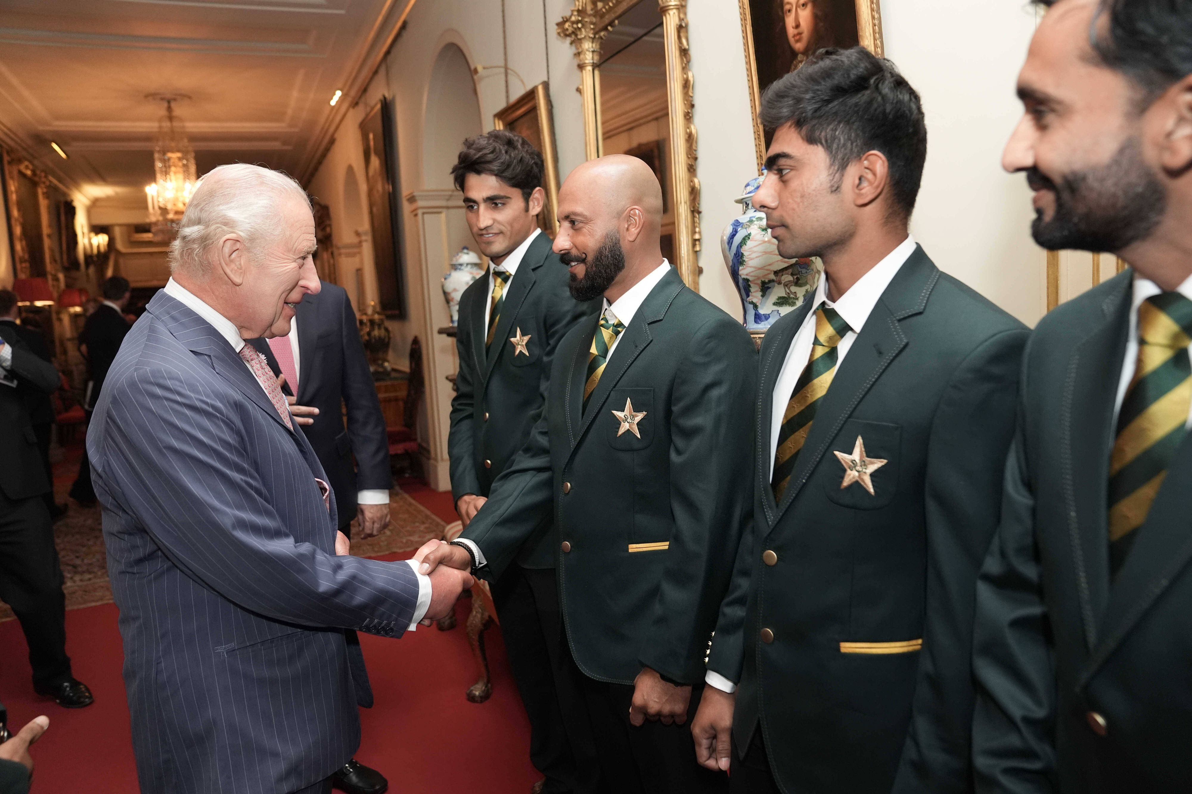 Audienz im Clarence House: König Charles III. trifft Sajid Khan und Mitglieder der pakistanischen Cricket-Nationalmannschaft während einer Audienz mit dem Team im Clarence House in London.