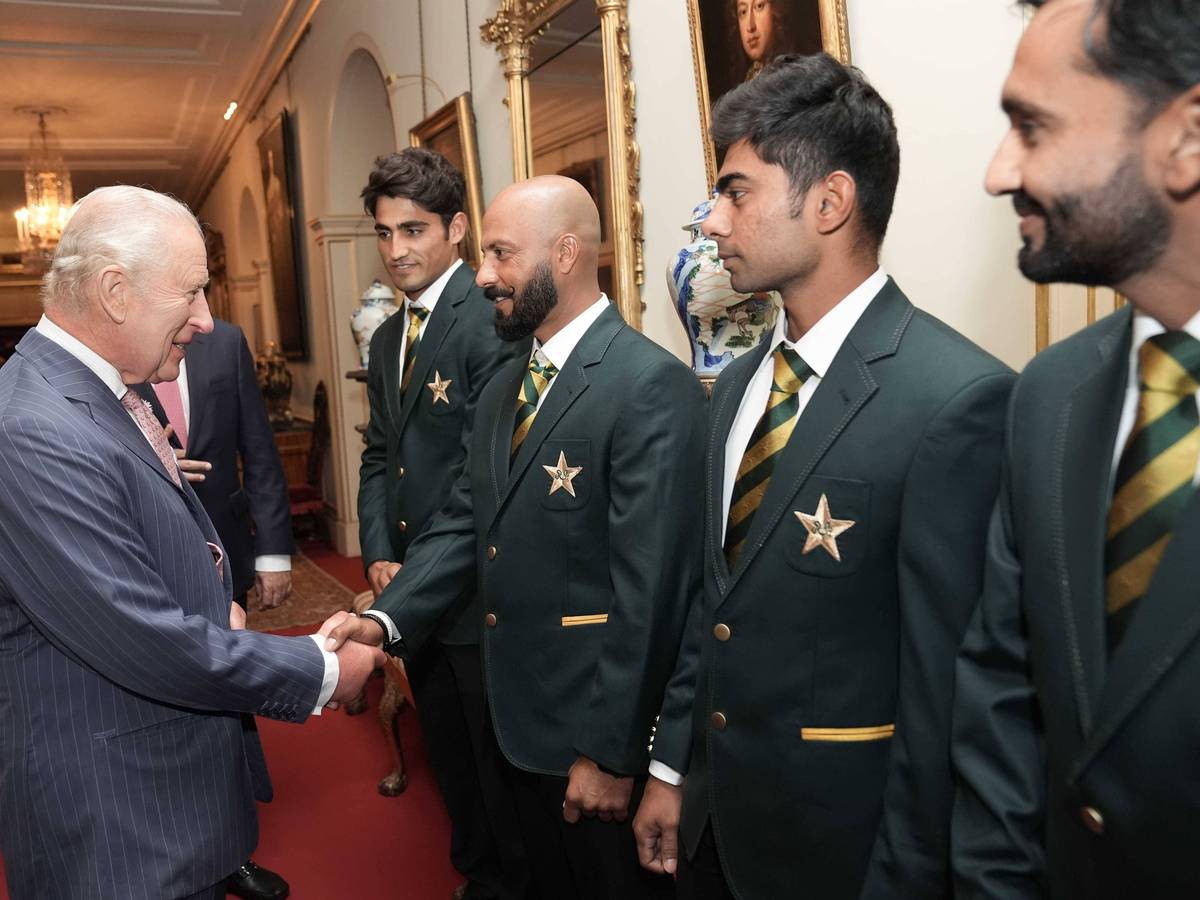 Audienz im Clarence House: König Charles III. trifft Sajid Khan und Mitglieder der pakistanischen Cricket-Nationalmannschaft während einer Audienz mit dem Team im Clarence House in London.