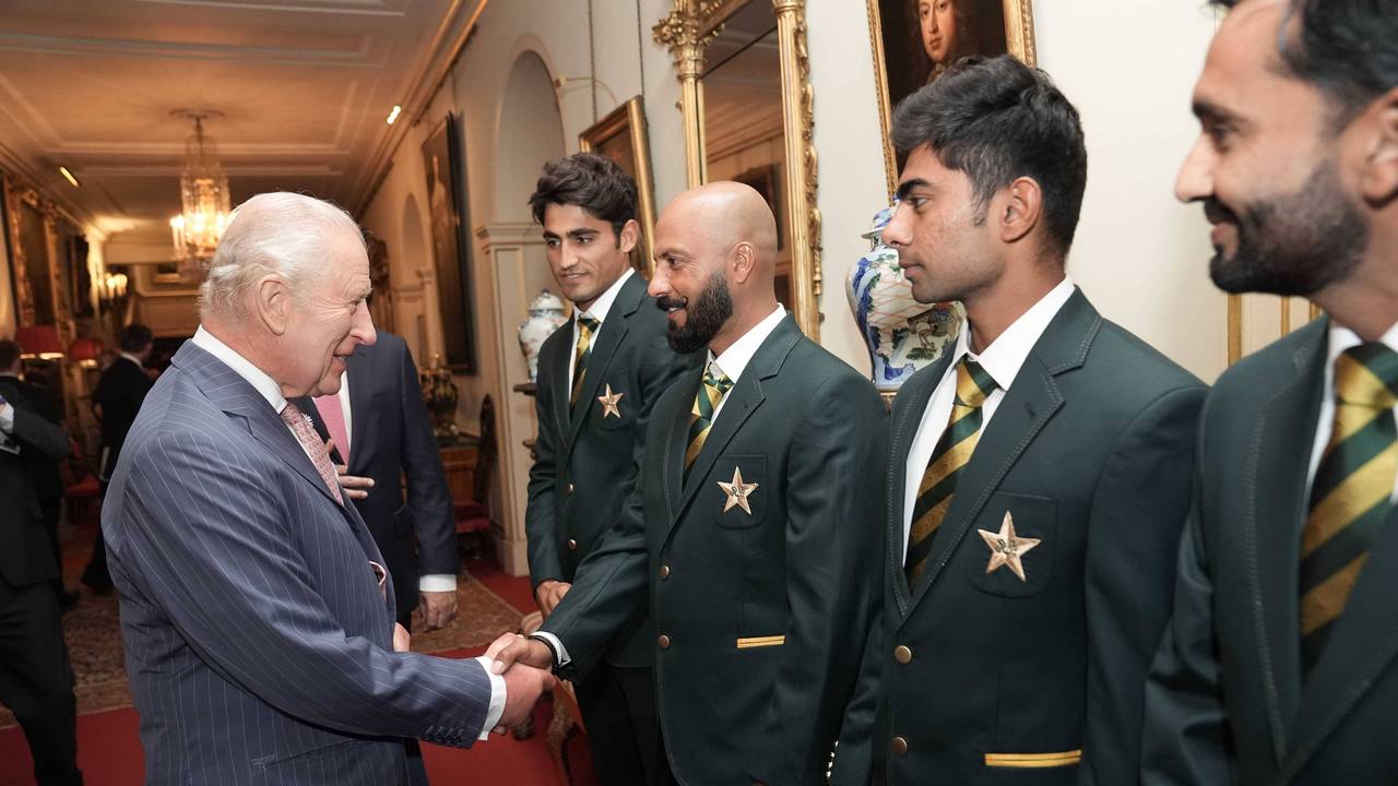 Audienz im Clarence House: König Charles III. trifft Sajid Khan und Mitglieder der pakistanischen Cricket-Nationalmannschaft während einer Audienz mit dem Team im Clarence House in London.