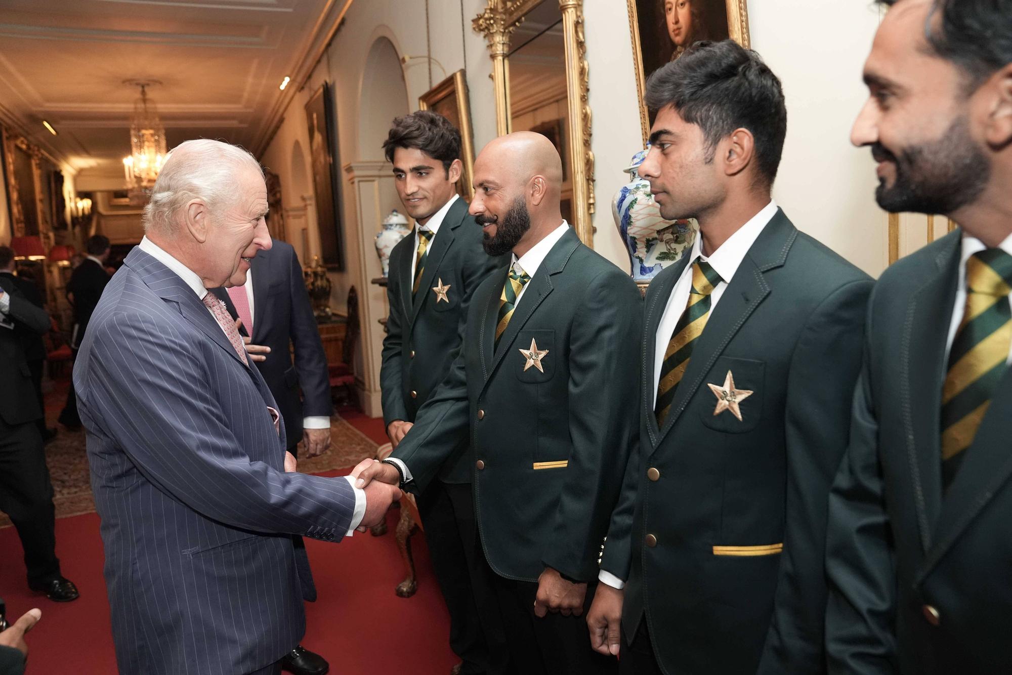Audienz im Clarence House: König Charles III. trifft Sajid Khan und Mitglieder der pakistanischen Cricket-Nationalmannschaft während einer Audienz mit dem Team im Clarence House in London.
