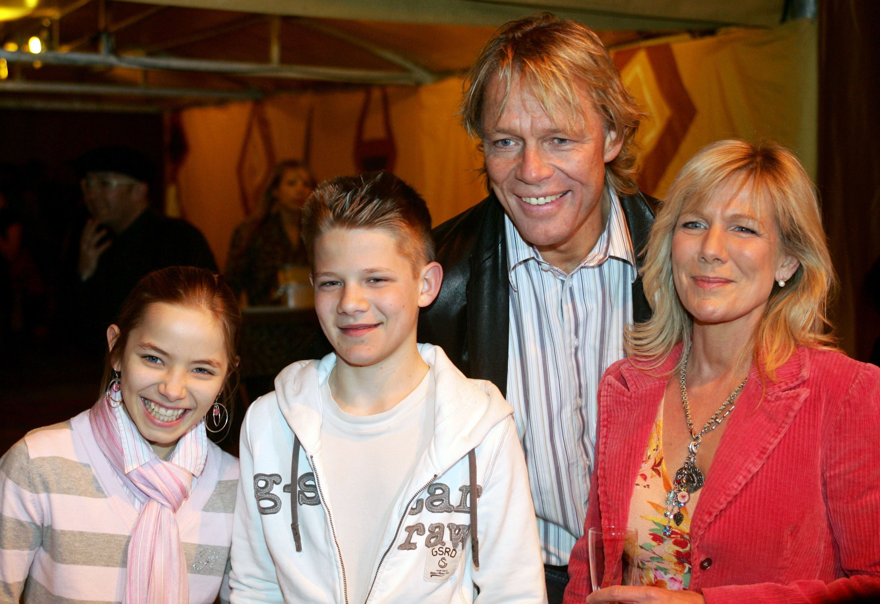 Die RTL-Moderatorin Ulrike von der Groeben und ihr Mann Alexander kommen mit den Kindern Max und Karolin am Mittwoch 2007 zur Köln-Premiere der Show "Afrika! Afrika!"