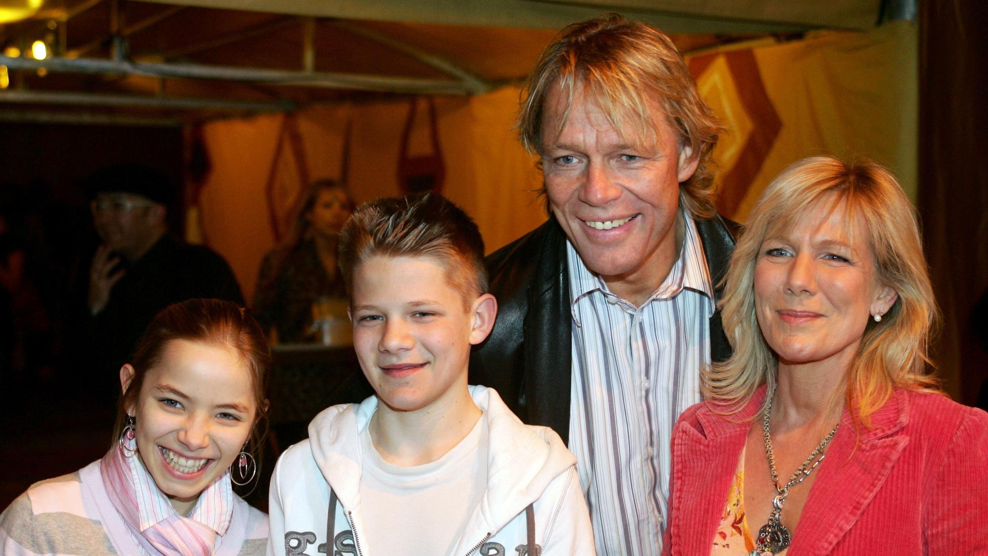 Die RTL-Moderatorin Ulrike von der Groeben und ihr Mann Alexander kommen mit den Kindern Max und Karolin am Mittwoch 2007 zur Köln-Premiere der Show "Afrika! Afrika!"