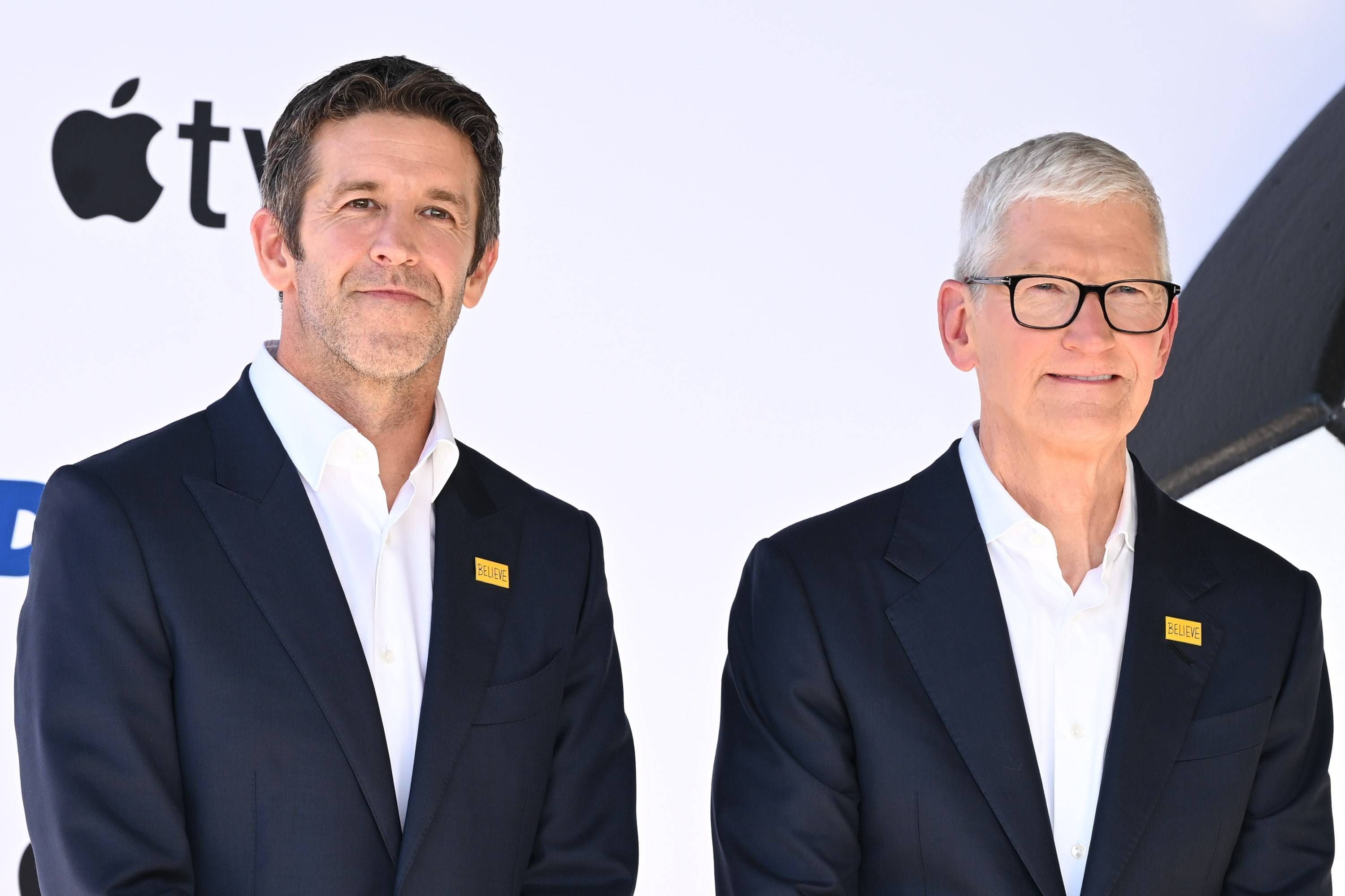 John Ternus und Tim Cook