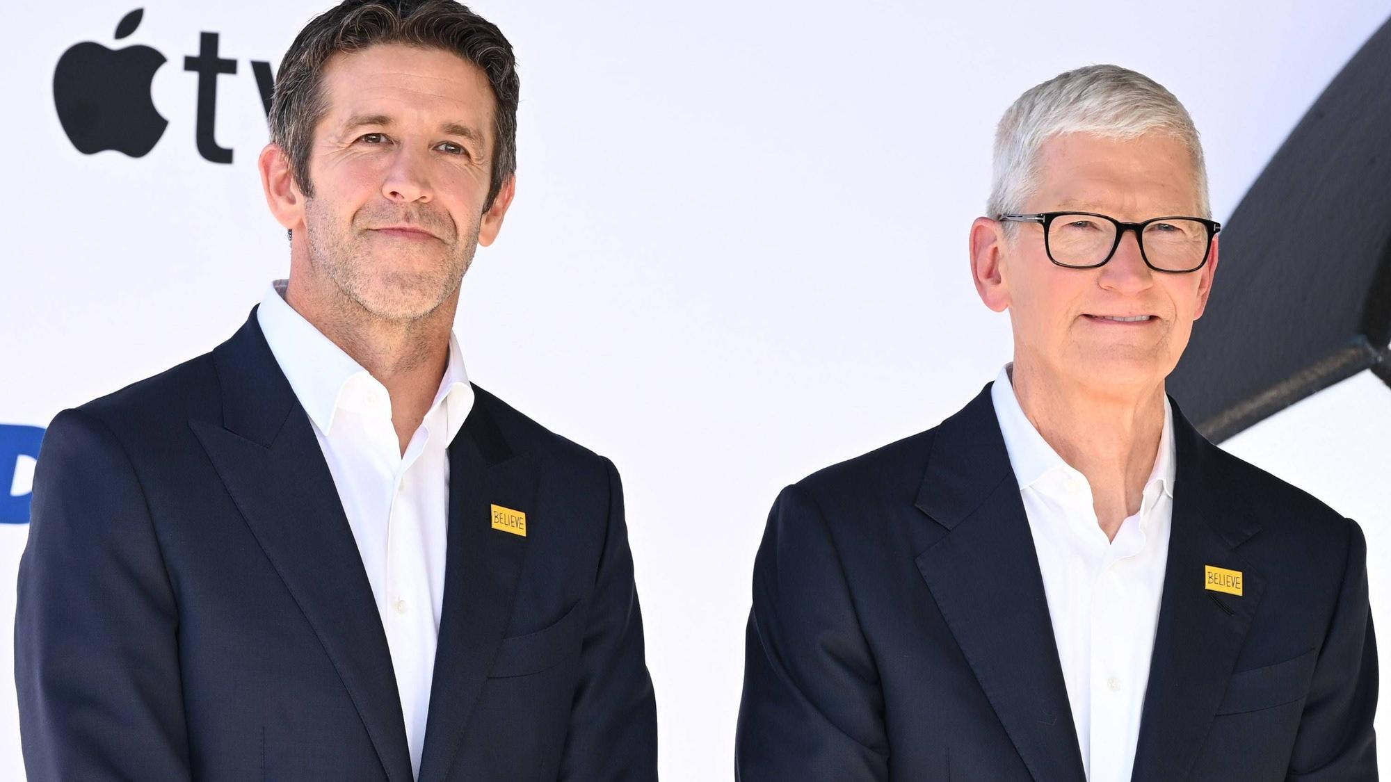 John Ternus und Tim Cook