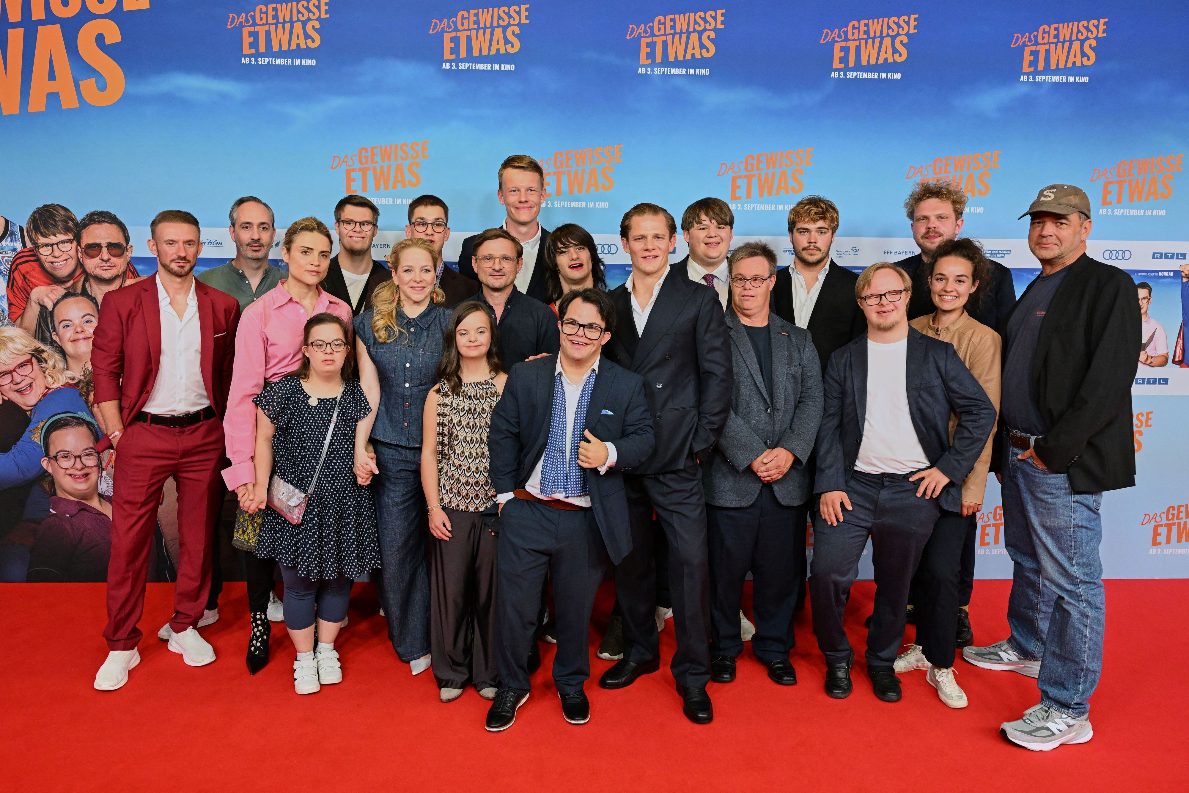 Viele junge Schauspieler stehen vor einer Wand