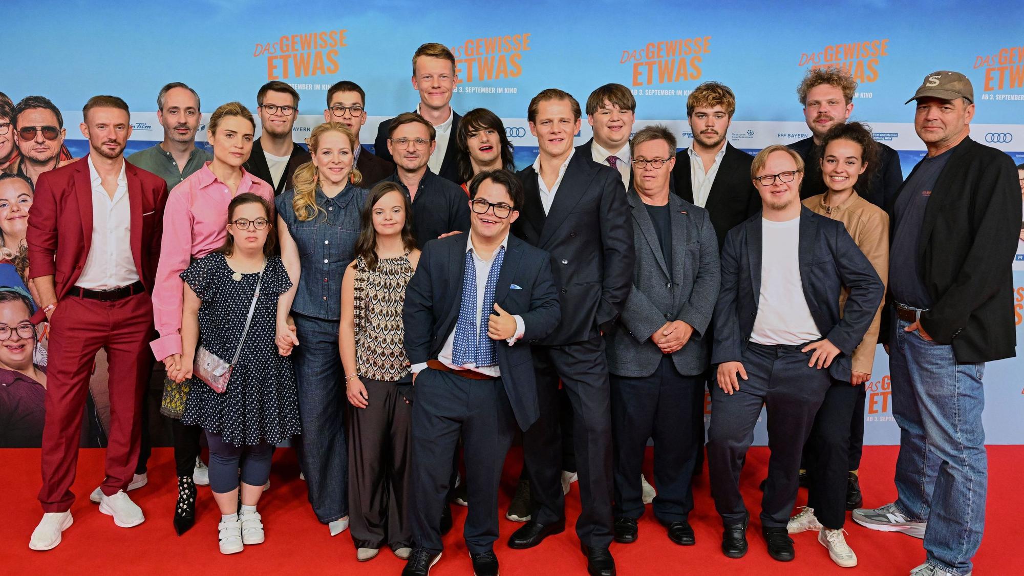 Viele junge Schauspieler stehen vor einer Wand