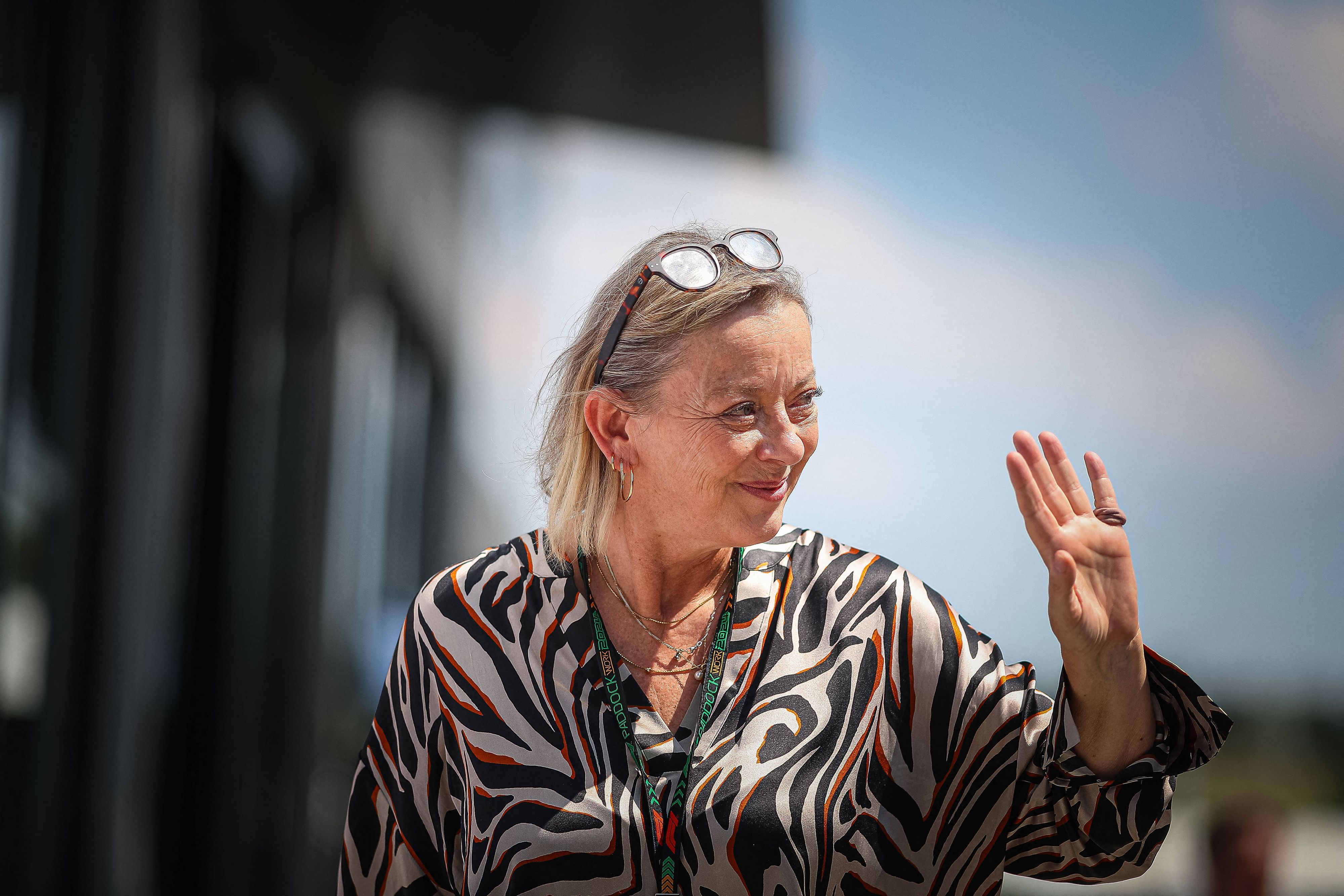 Sabine Kehm winkt lächelnd jemandem zu.