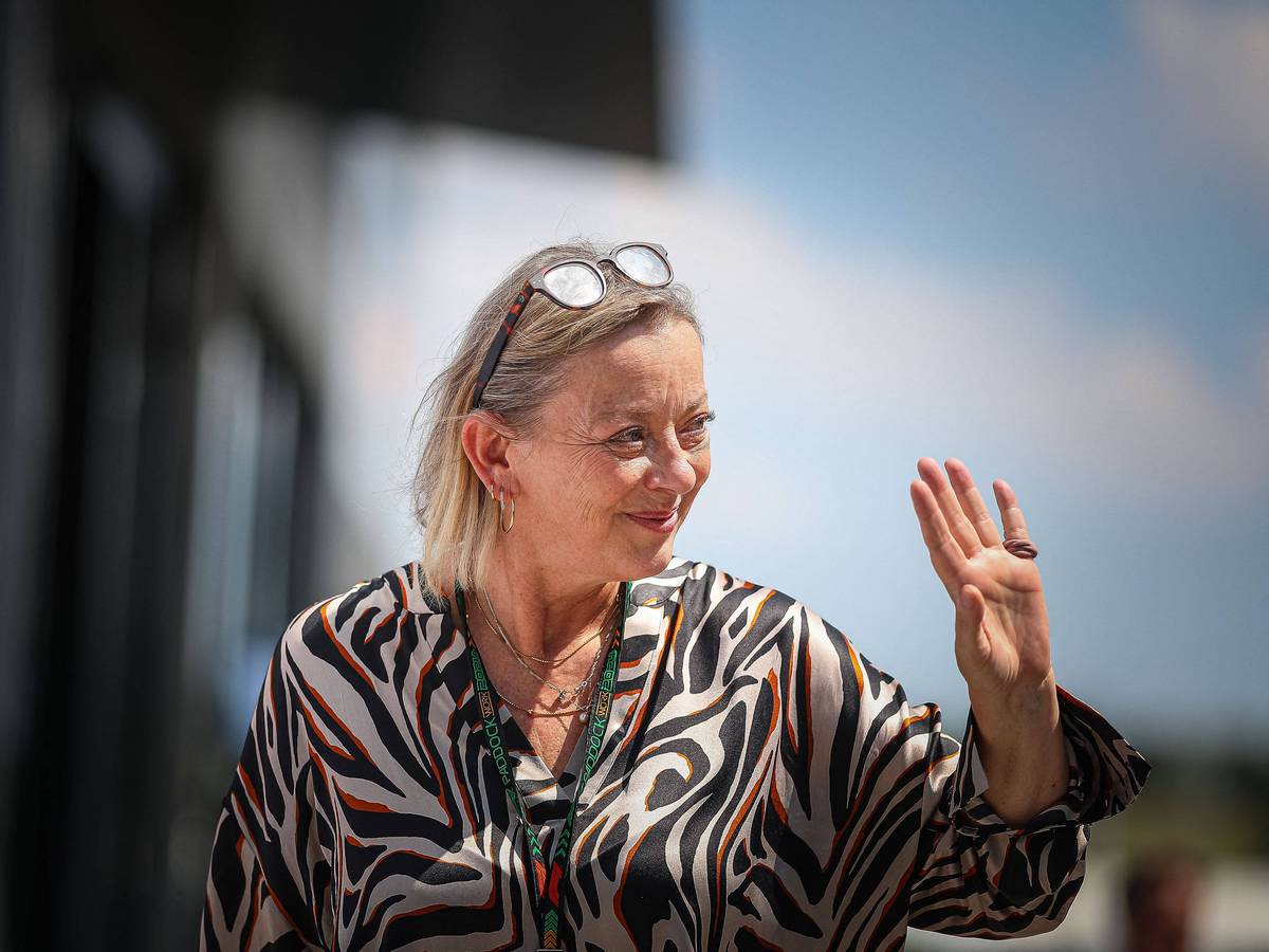 Sabine Kehm winkt lächelnd jemandem zu.