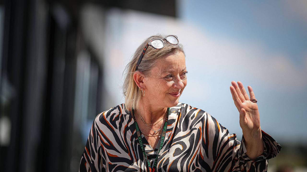 Sabine Kehm winkt lächelnd jemandem zu.