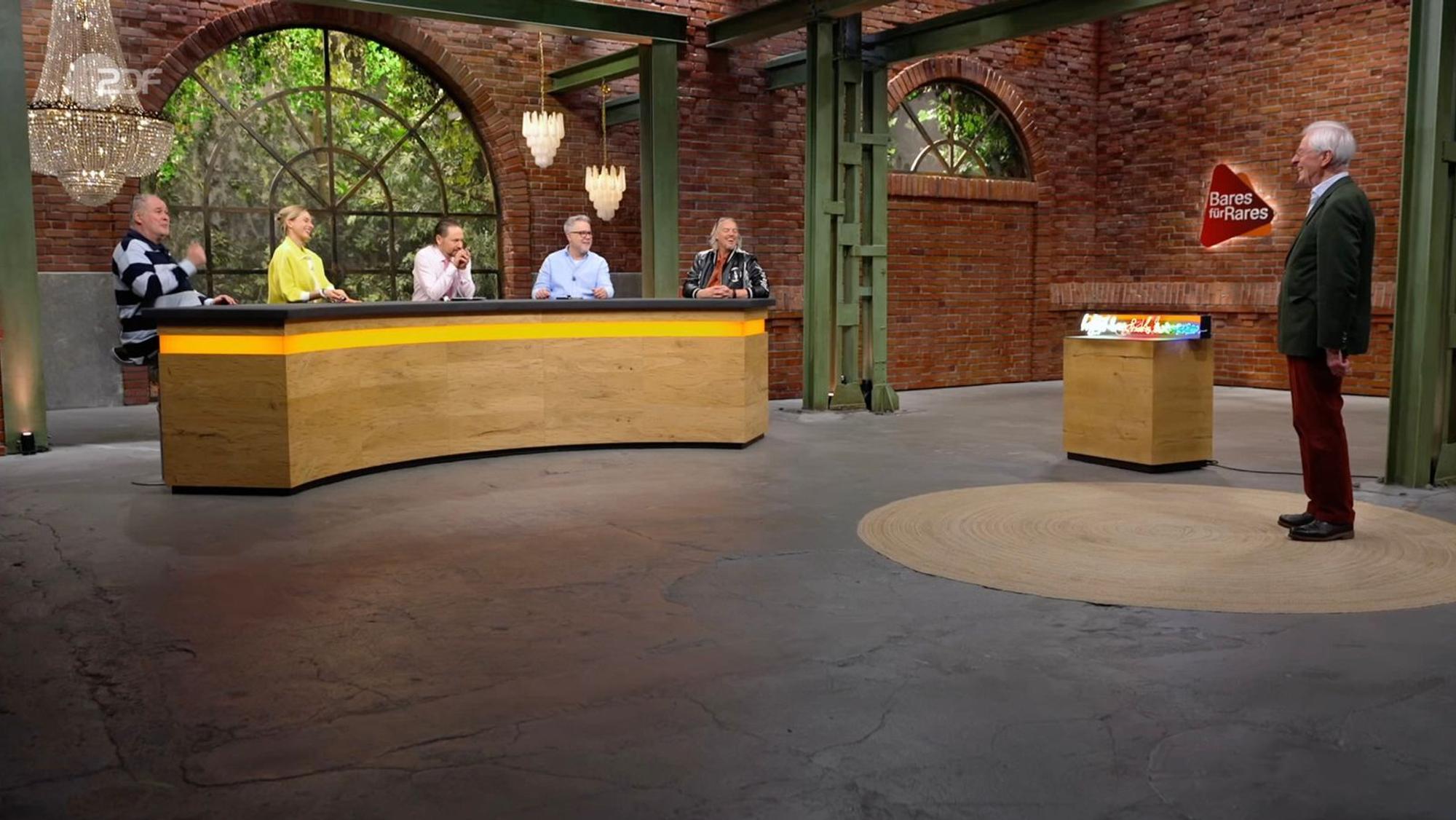 Im Händlerraum lag Walter Lehnertz (links) mit seinem ersten Gebot mächtig daneben. (Bild: ZDF)