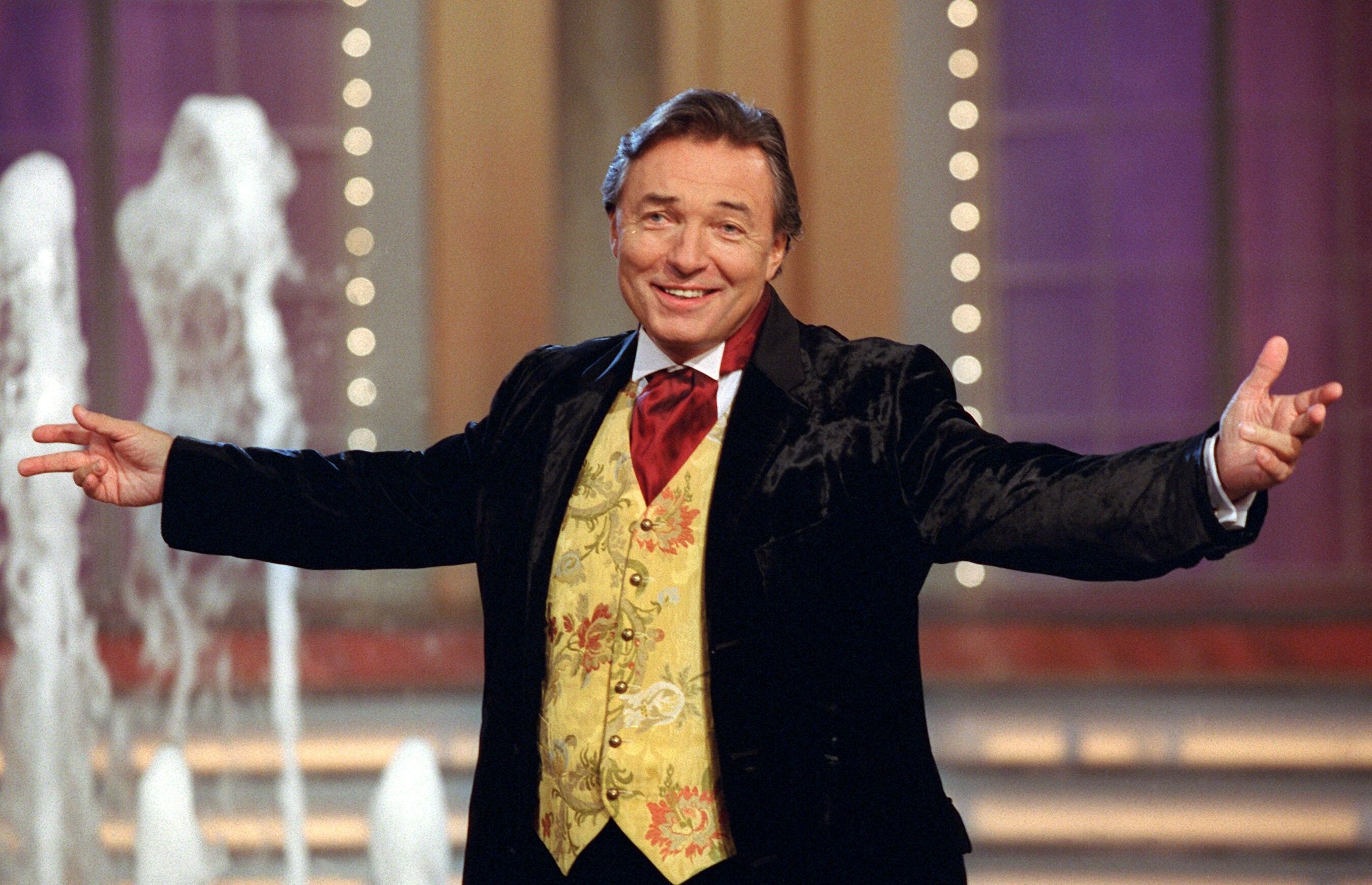 Der tschechische Sänger Karel Gott während eines Auftritts in Magdeburg im Oktober 2000.