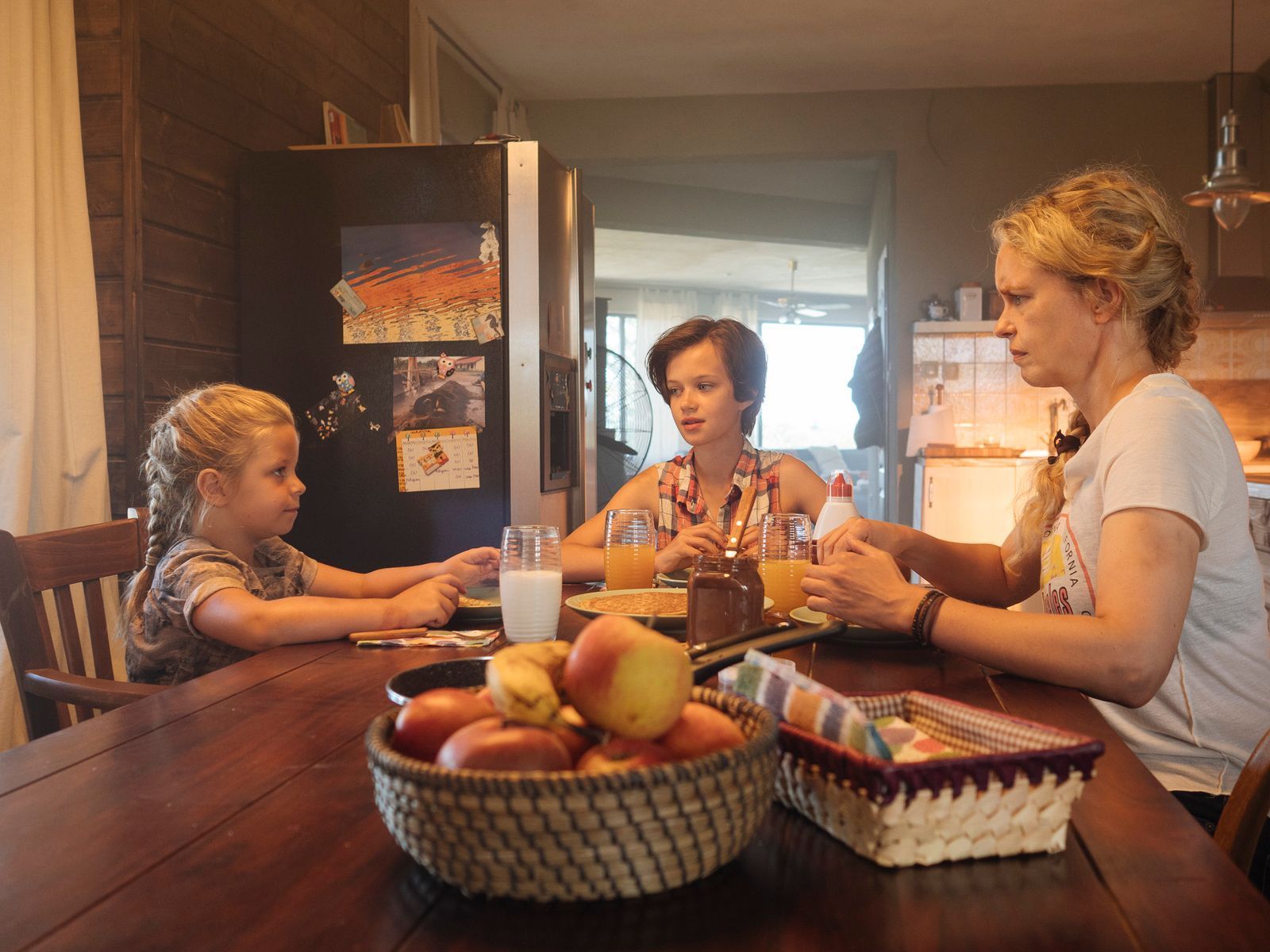 Wiebke (Nina Hoss) strebt mit ihren Adoptivtöchtern (Katerina Lipovska, rechts, und Adelia Ocleppo) ein harmonisches Familienleben an. (Bild: DCM)