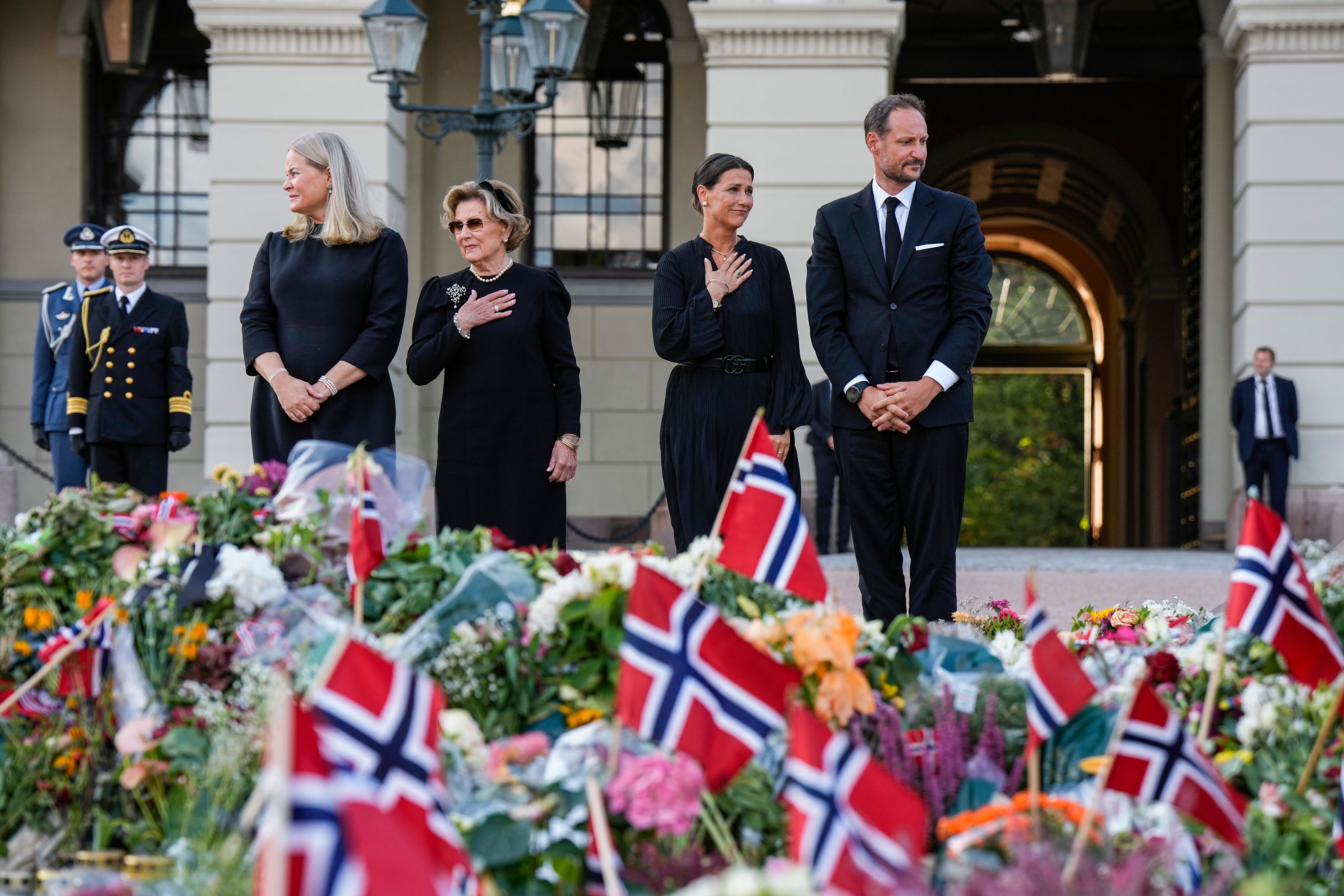 König Haakon VIII. und Königin Mette-Marit blicken gemeinsam mit Prinzessin Märtha Louise (links) und Königin Sonja auf das Blumenmeer vor dem Osloer Schloss.