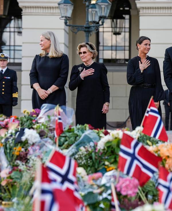 König Haakon VIII. und Königin Mette-Marit blicken gemeinsam mit Prinzessin Märtha Louise (links) und Königin Sonja auf das Blumenmeer vor dem Osloer Schloss.