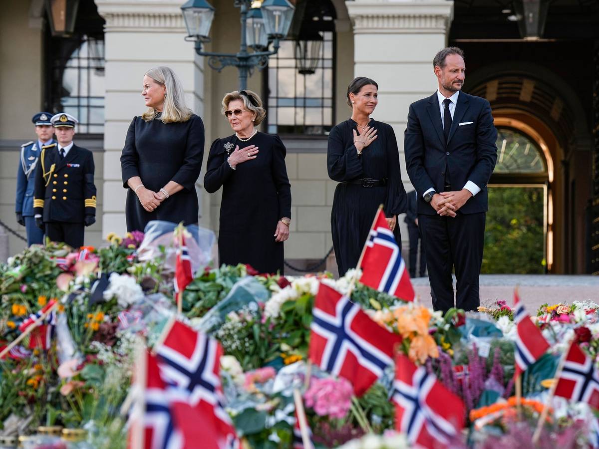 König Haakon VIII. und Königin Mette-Marit blicken gemeinsam mit Prinzessin Märtha Louise (links) und Königin Sonja auf das Blumenmeer vor dem Osloer Schloss.
