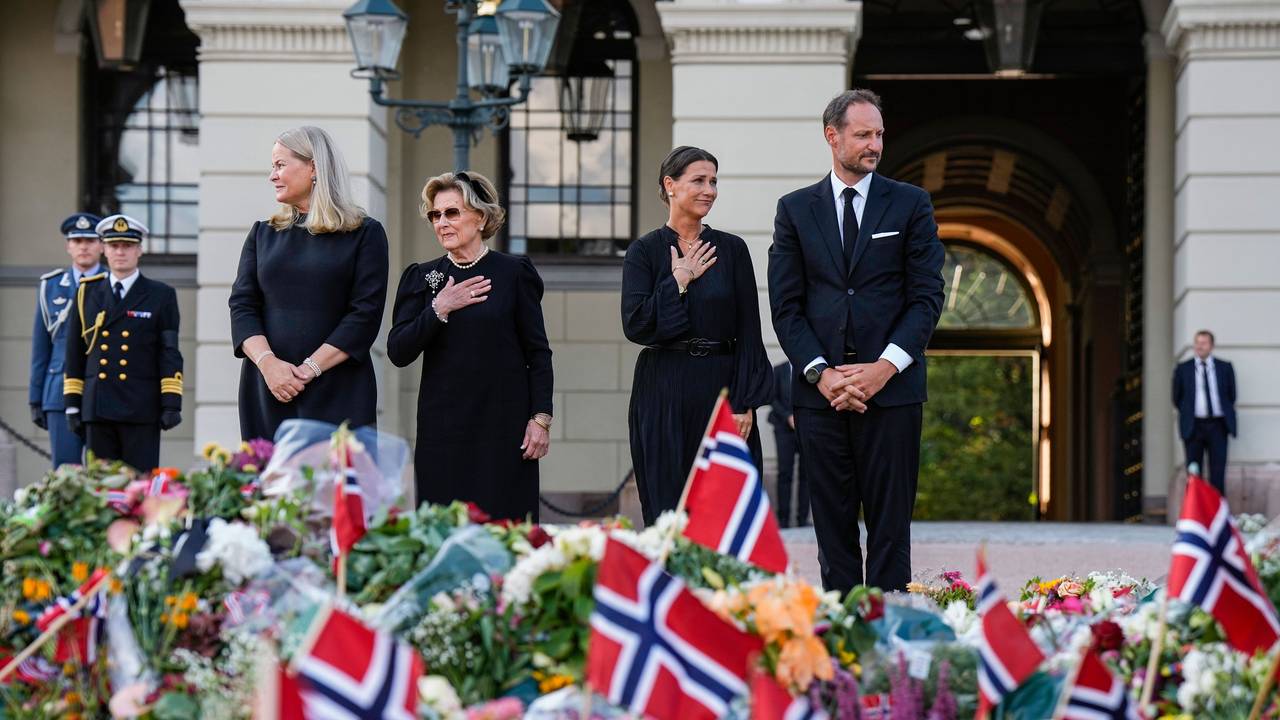 König Haakon VIII. und Königin Mette-Marit blicken gemeinsam mit Prinzessin Märtha Louise (links) und Königin Sonja auf das Blumenmeer vor dem Osloer Schloss.