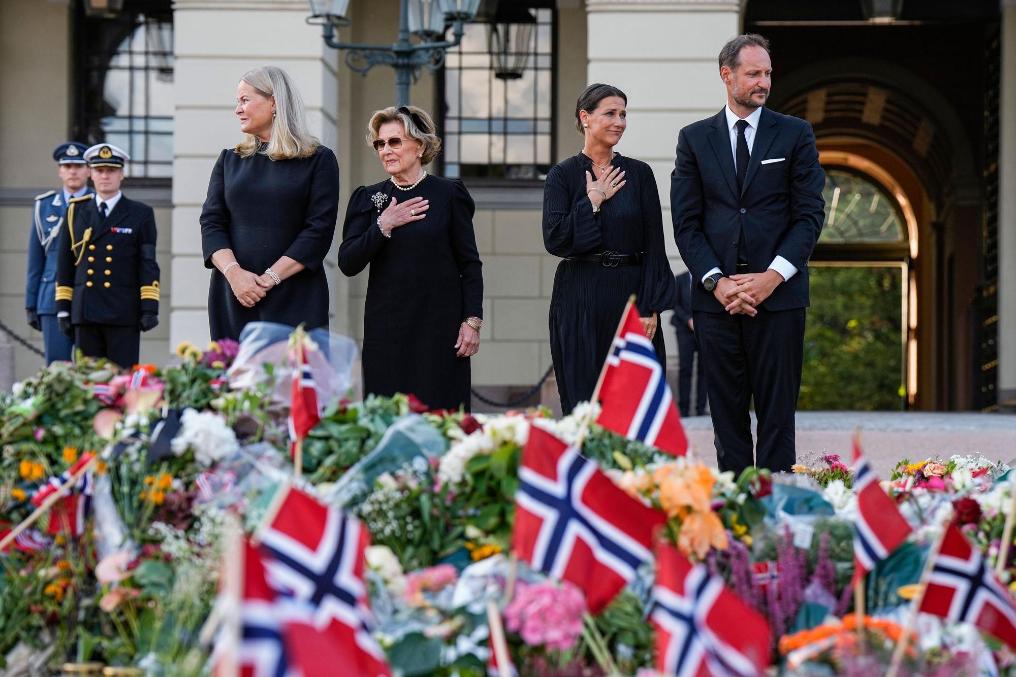 König Haakon VIII. und Königin Mette-Marit blicken gemeinsam mit Prinzessin Märtha Louise (links) und Königin Sonja auf das Blumenmeer vor dem Osloer Schloss.