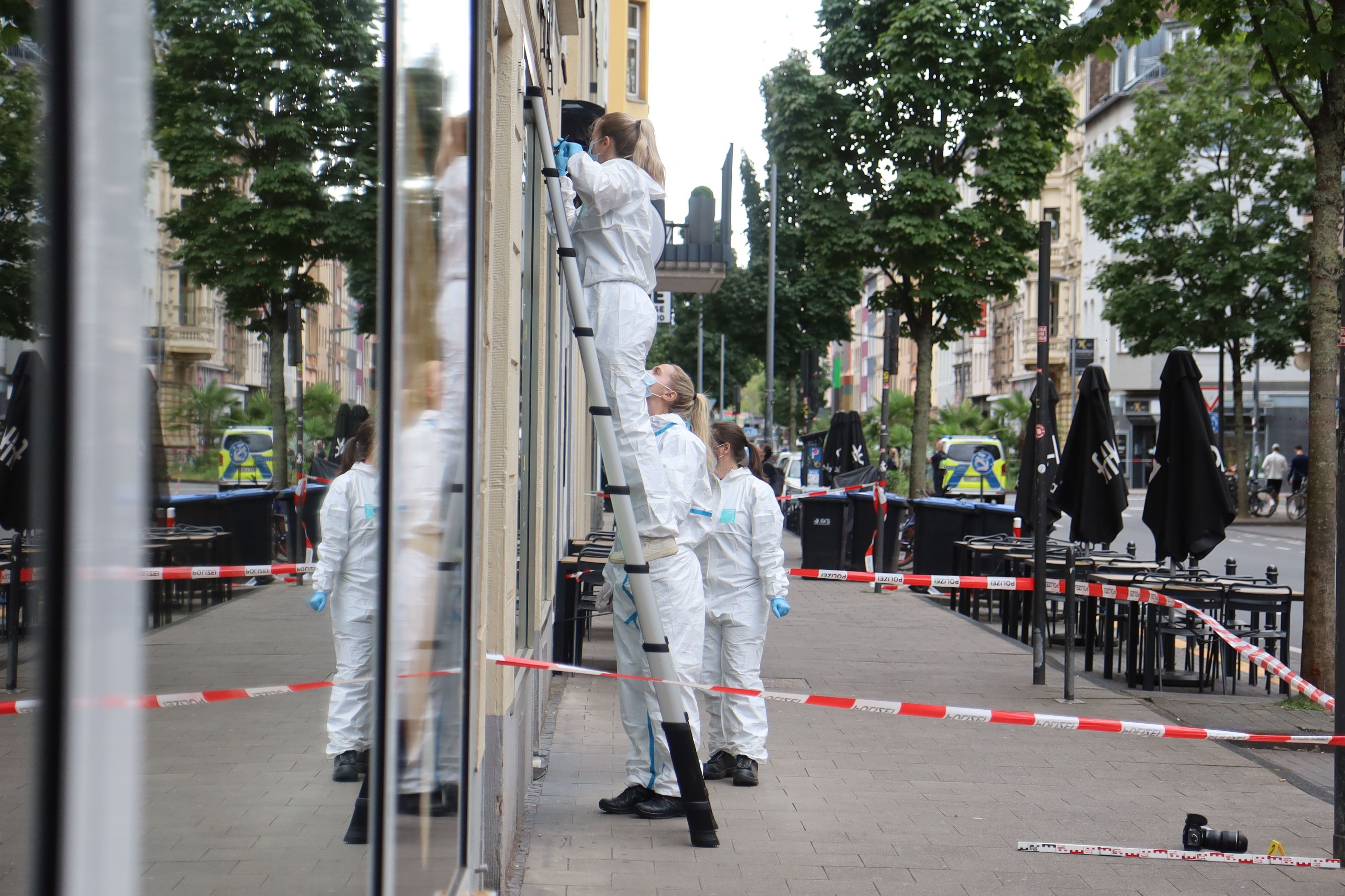 Auf der Bonner Straße läuft ein Großeinsatz der Polizei. Zuvor waren mehrere Schüsse abgegeben worden.