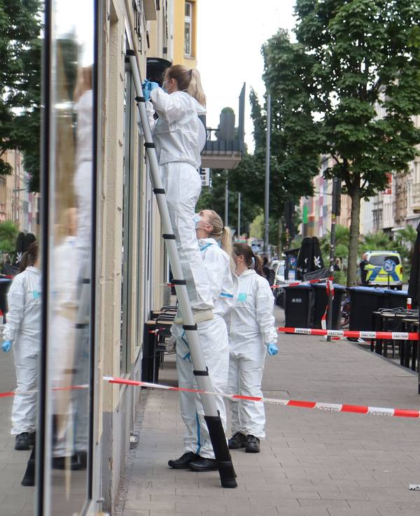 Auf der Bonner Straße läuft ein Großeinsatz der Polizei. Zuvor waren mehrere Schüsse abgegeben worden.
