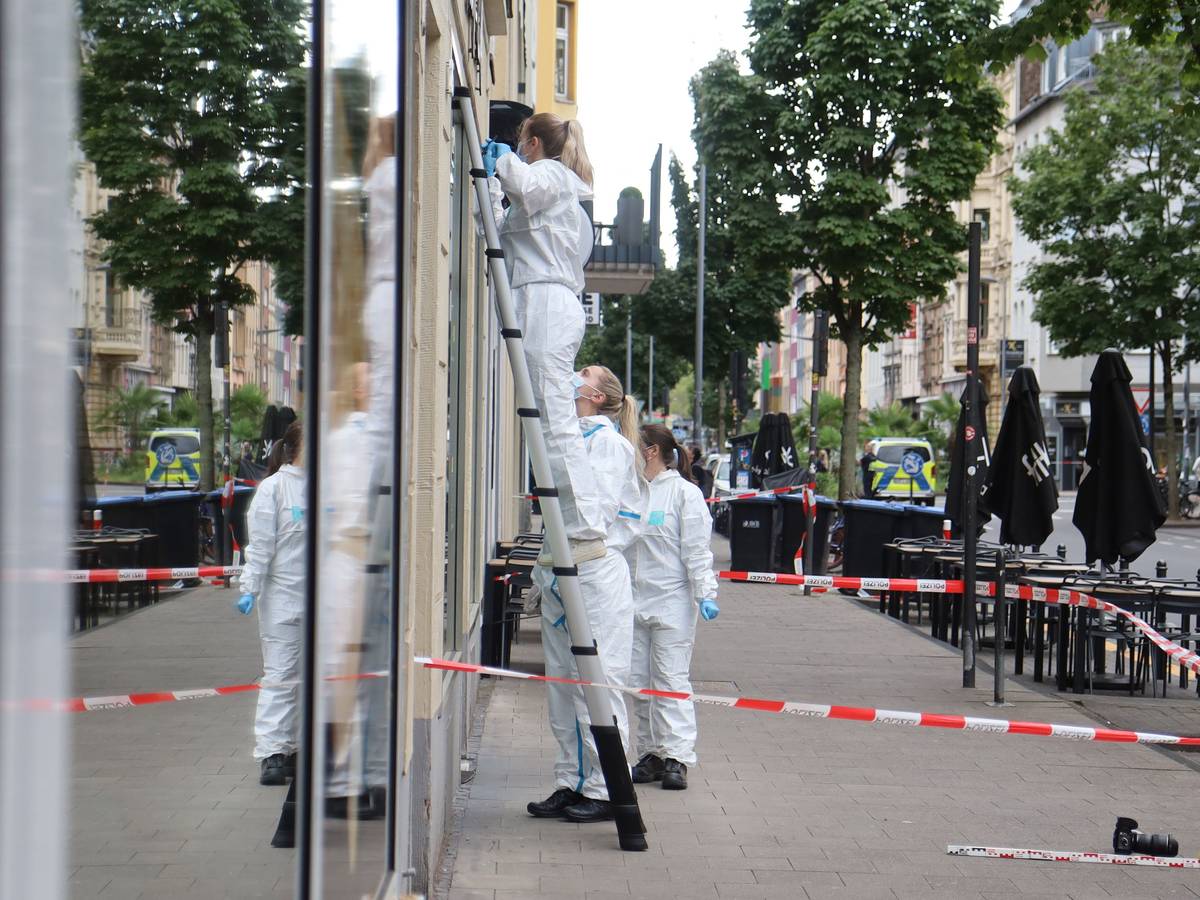 Auf der Bonner Straße läuft ein Großeinsatz der Polizei. Zuvor waren mehrere Schüsse abgegeben worden.