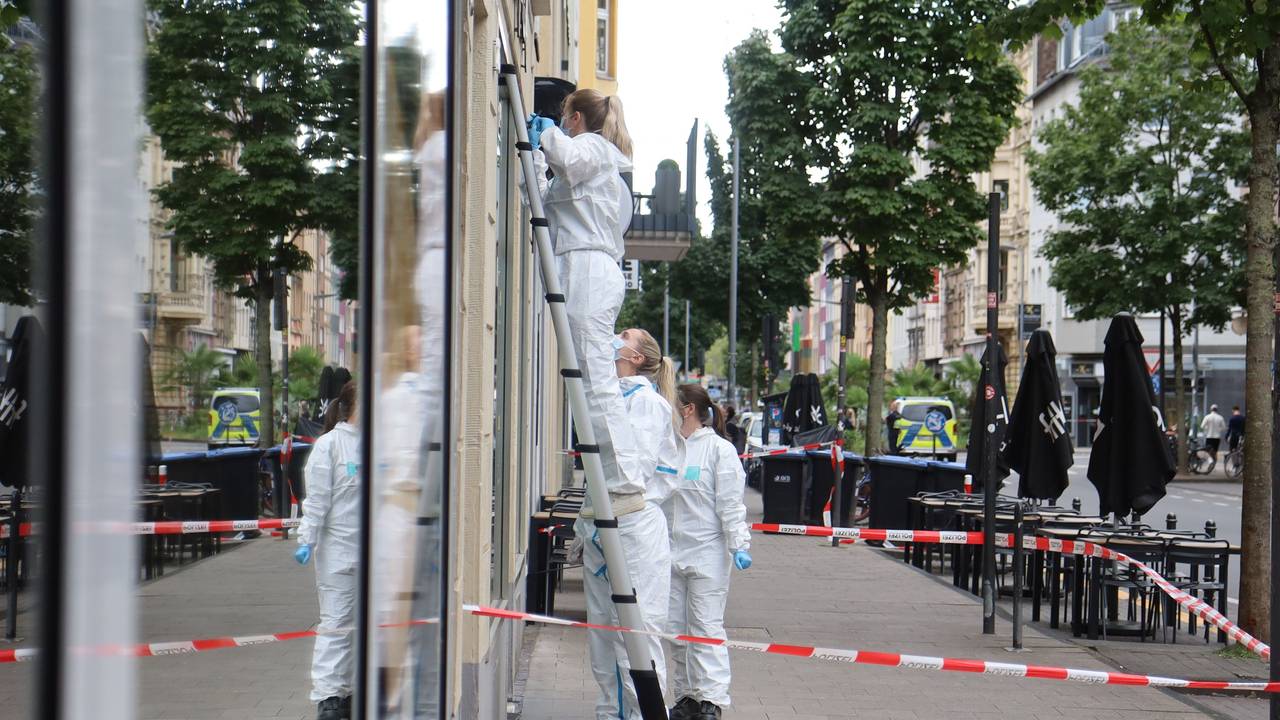 Auf der Bonner Straße läuft ein Großeinsatz der Polizei. Zuvor waren mehrere Schüsse abgegeben worden.