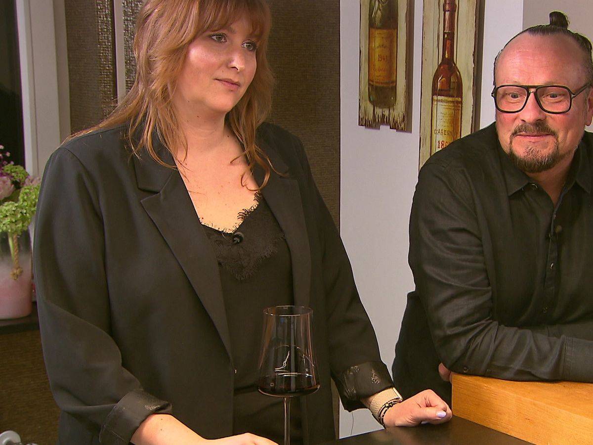 Katrin, Gabriel und die anderen dürfen beim Cannelloni-Frittieren in der Küche zusehen.
(Bild: RTL)