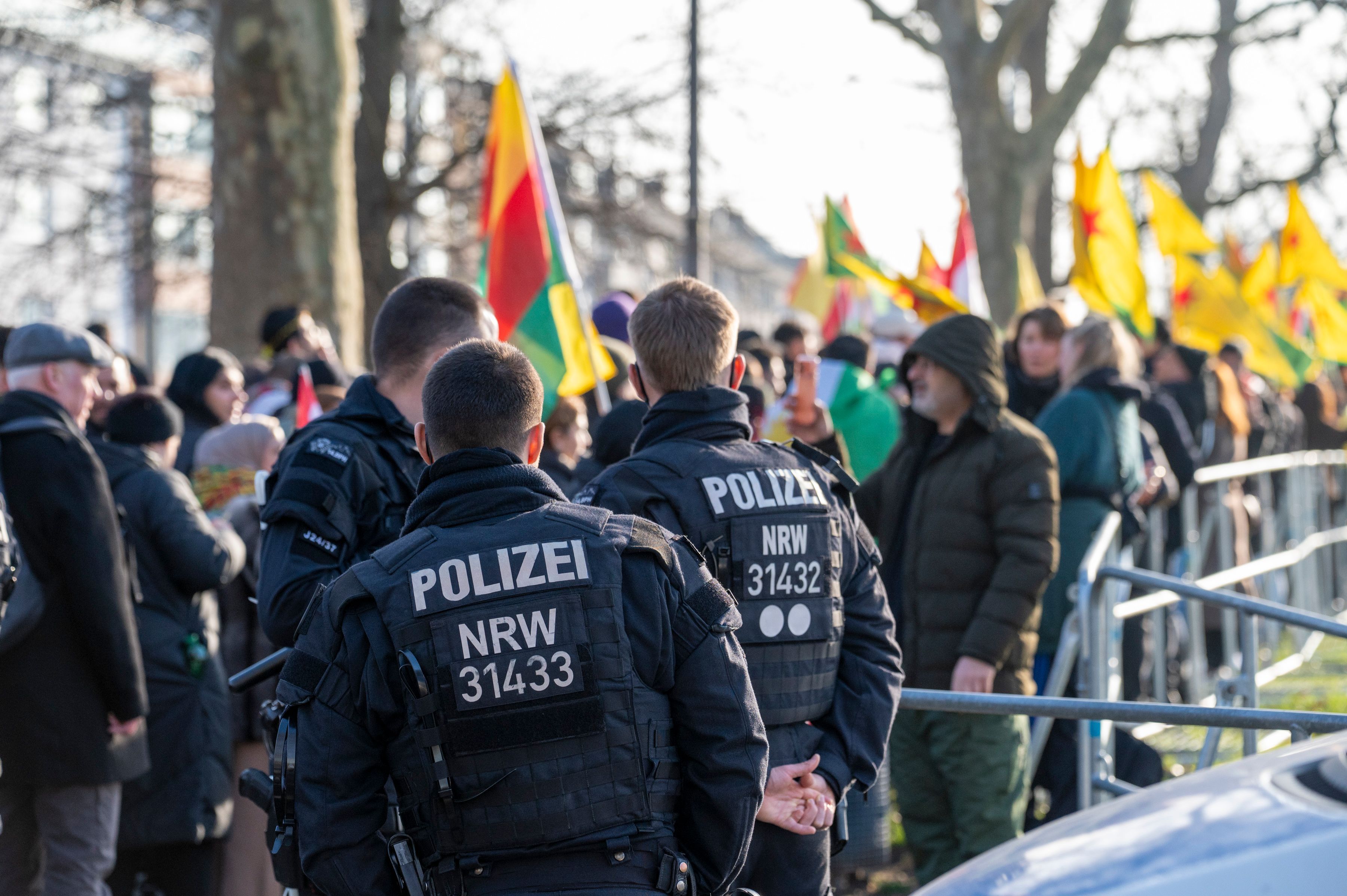 Eine Demonstration der kurdischen Gemeinschaft in Köln legt am Freitag Teile der Innenstadt lahm. Unser Archivfoto zeigt eine Demo im Januar auf der Deutzer Werft.