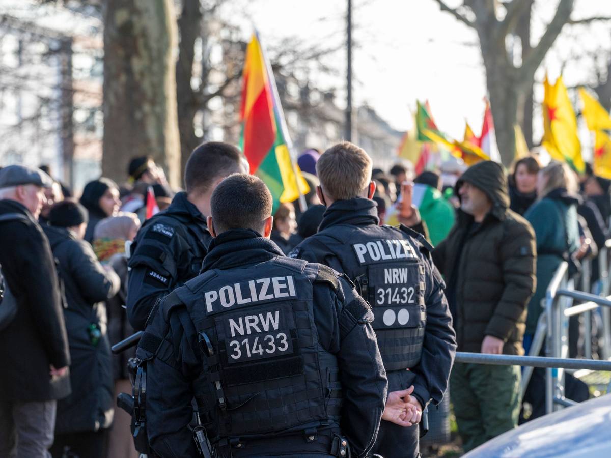 Eine Demonstration der kurdischen Gemeinschaft in Köln legt am Freitag Teile der Innenstadt lahm. Unser Archivfoto zeigt eine Demo im Januar auf der Deutzer Werft.