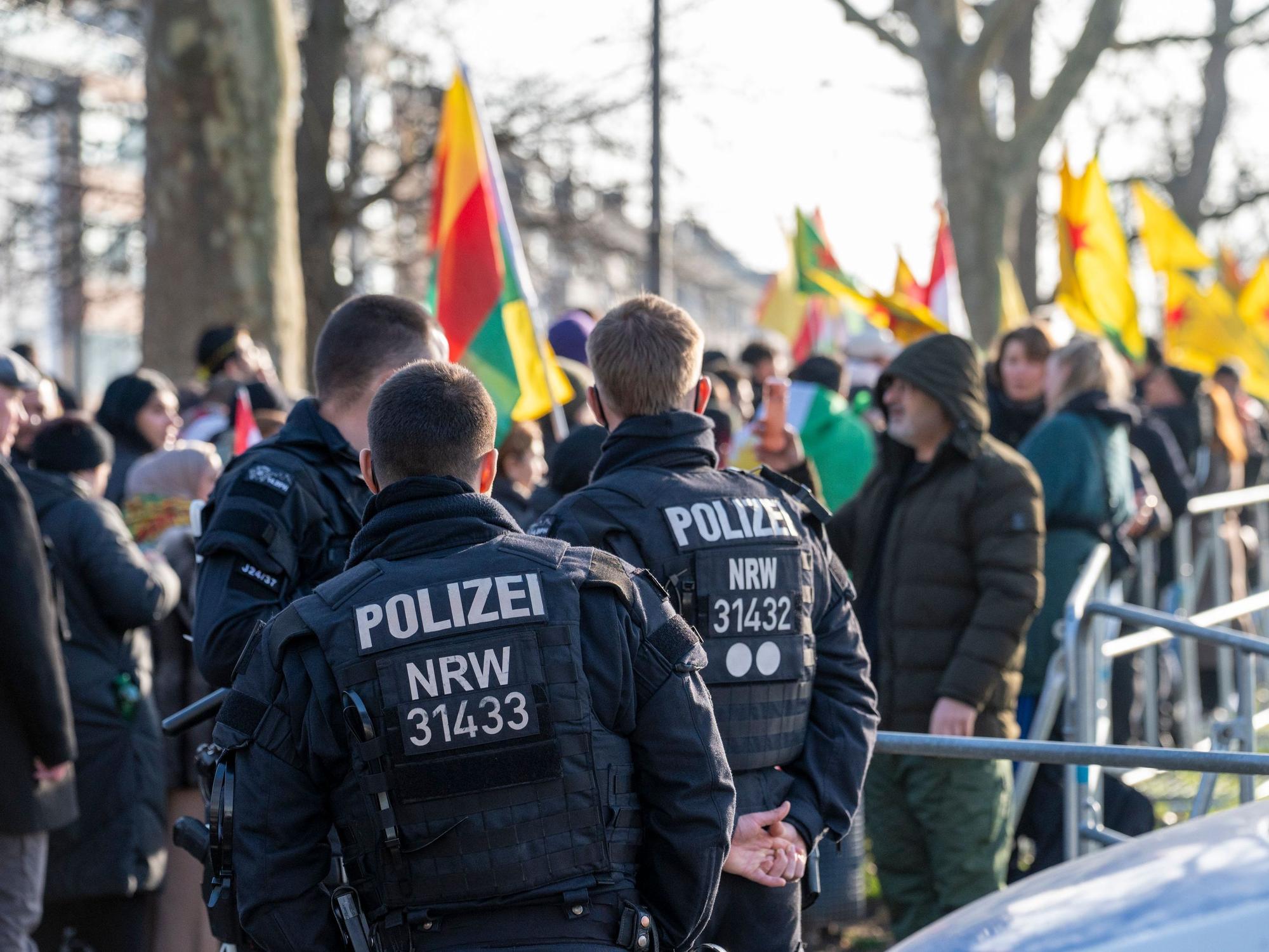 Eine Demonstration der kurdischen Gemeinschaft in Köln legt am Freitag Teile der Innenstadt lahm. Unser Archivfoto zeigt eine Demo im Januar auf der Deutzer Werft.