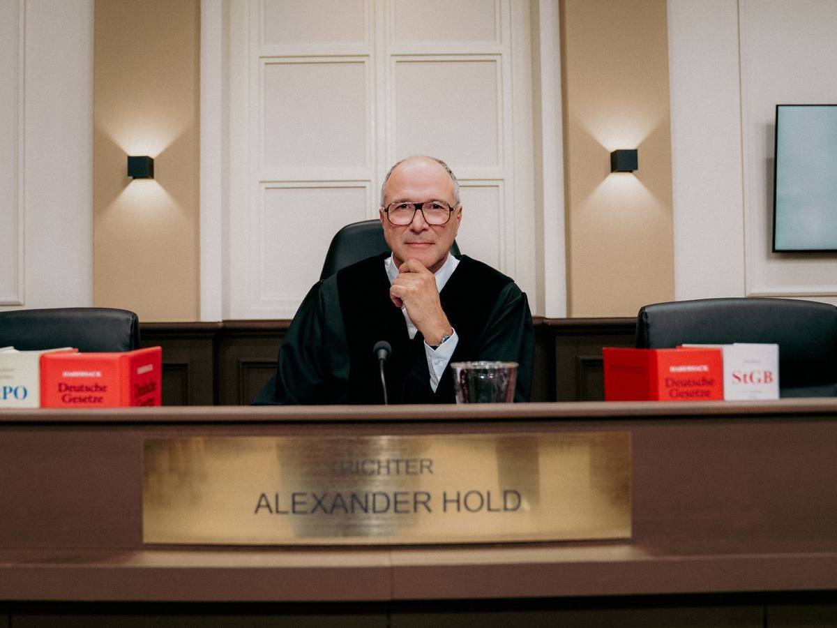13 Jahre war Alexander Hold im Ruhestand. Nun kehrt er zurück in den Gerichtssaal. (Bild: Joyn/BECKER FILMS)