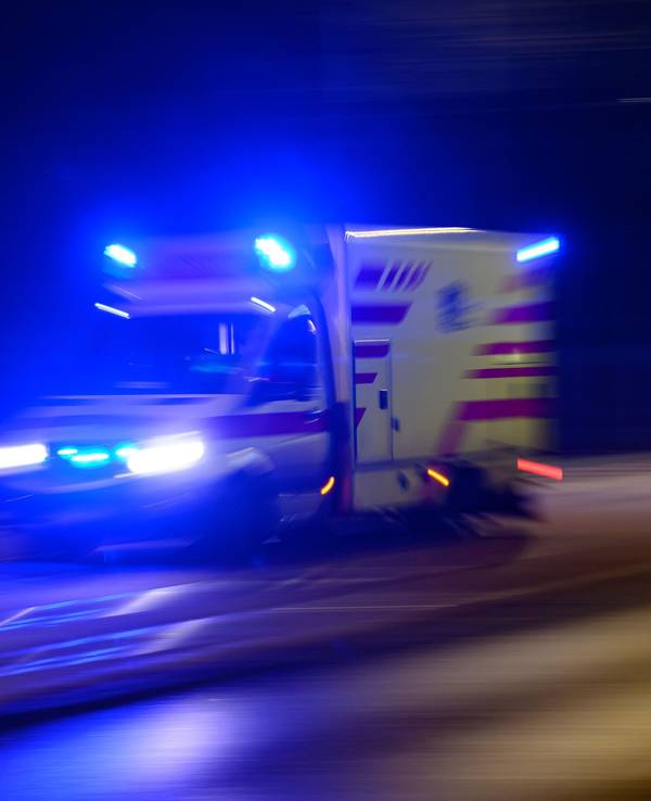 Ein Rettungswagen fährt am Abend mit Blaulicht zum Einsatz.