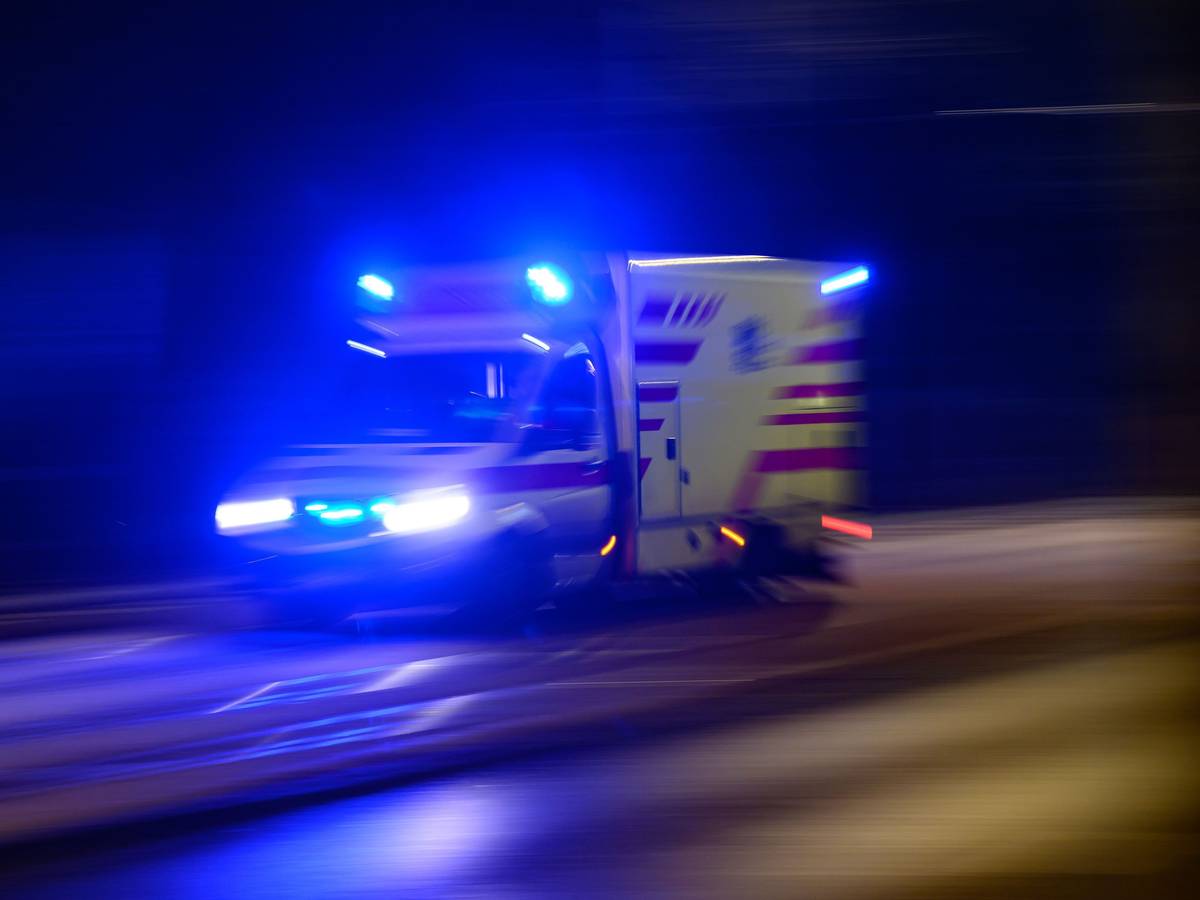 Ein Rettungswagen fährt am Abend mit Blaulicht zum Einsatz.