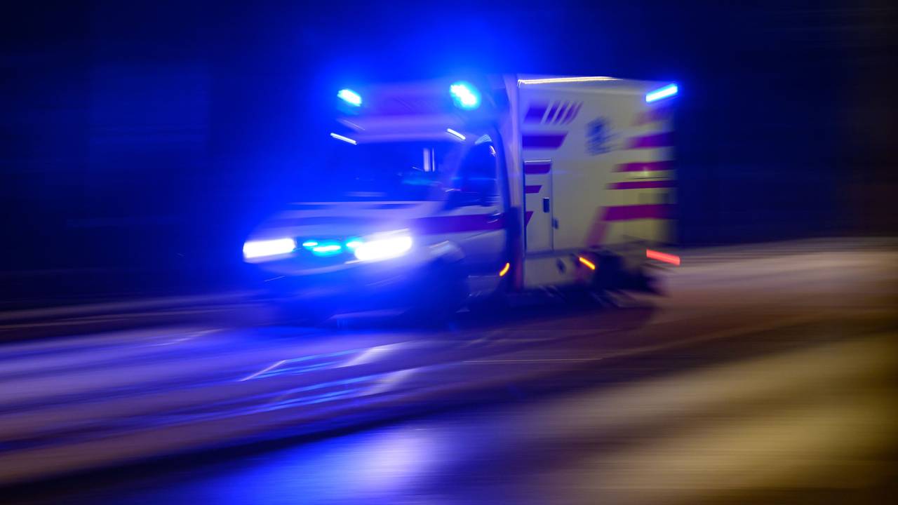 Ein Rettungswagen fährt am Abend mit Blaulicht zum Einsatz.