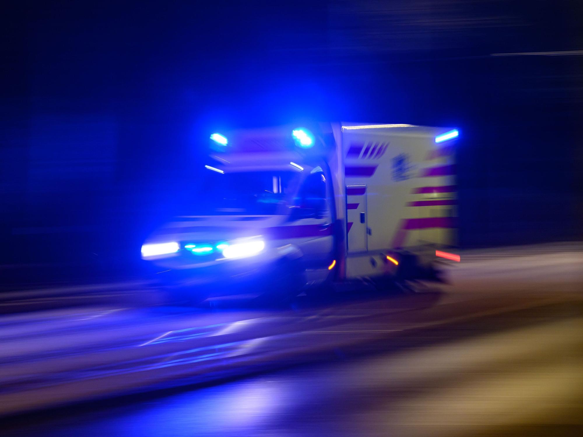 Ein Rettungswagen fährt am Abend mit Blaulicht zum Einsatz.