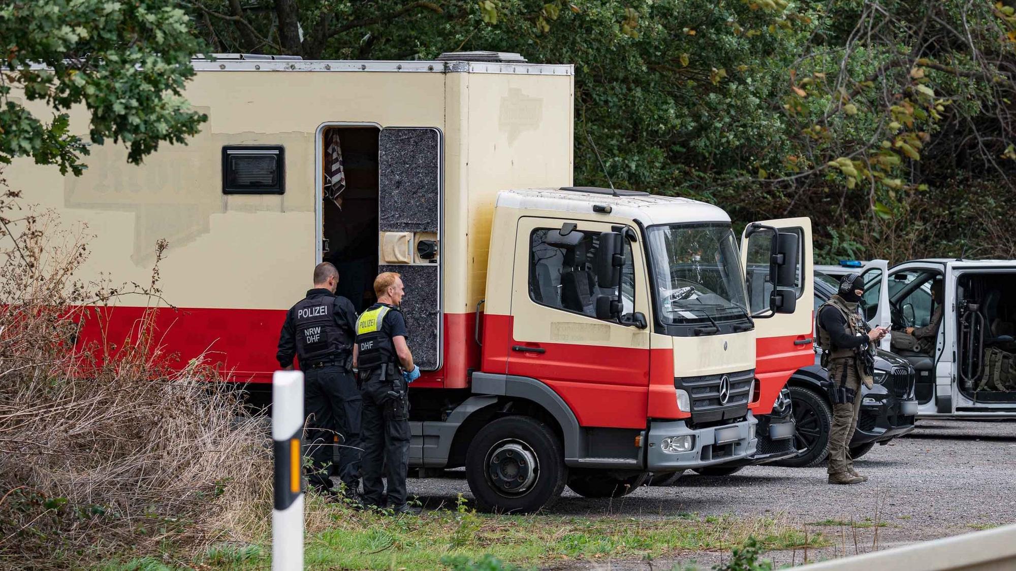 Polizeikräfte sind an einem Lkw im Einsatz.