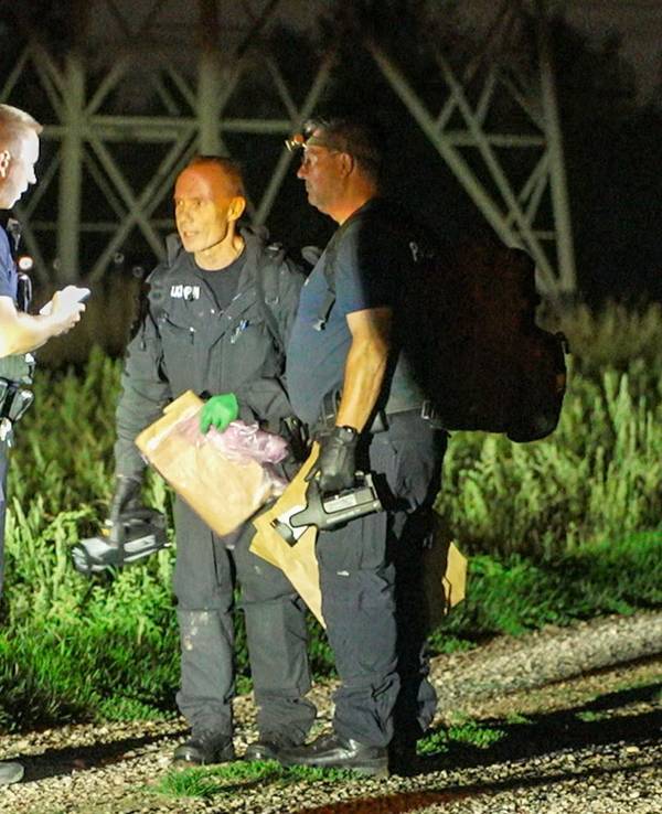 Einheiten der Polizei arbeiten am Umspannwerk in Dormagen.
