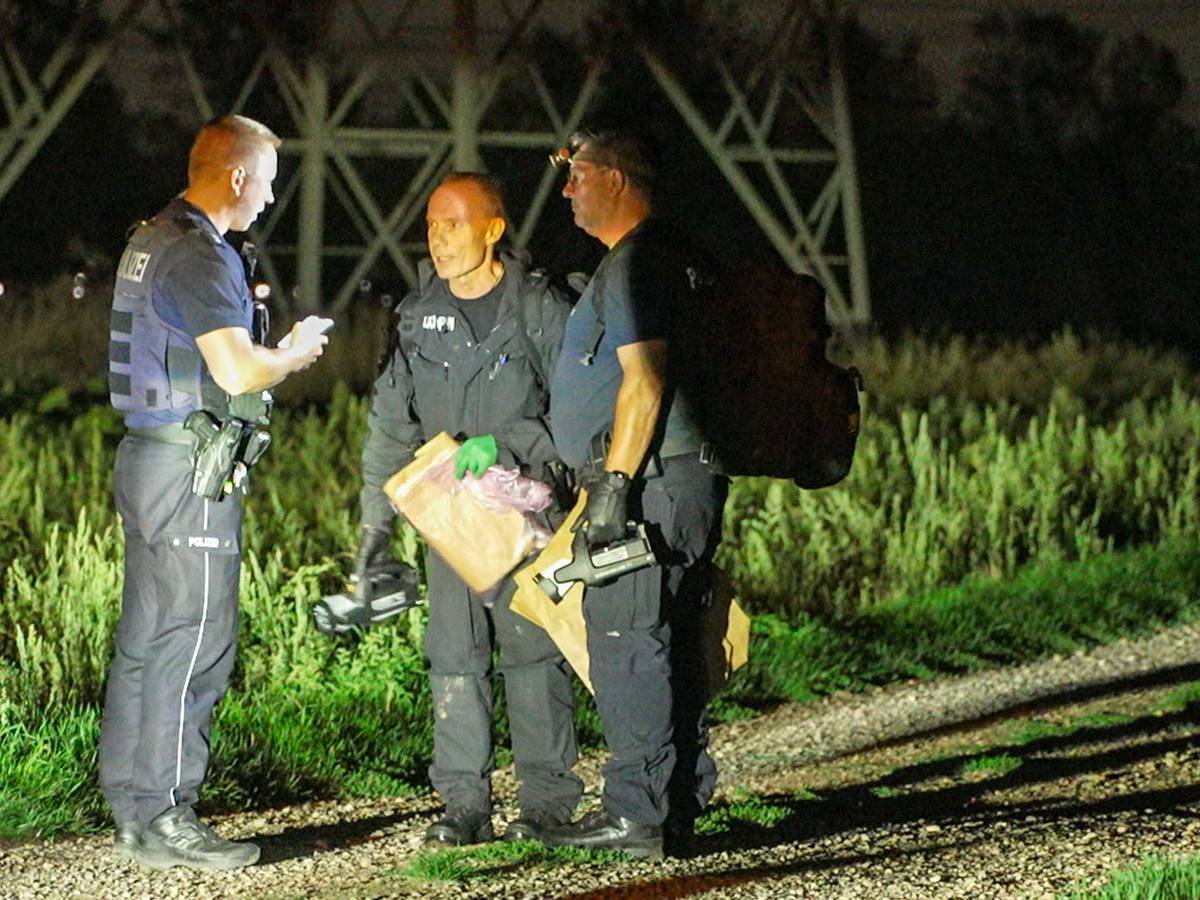 Einheiten der Polizei arbeiten am Umspannwerk in Dormagen.