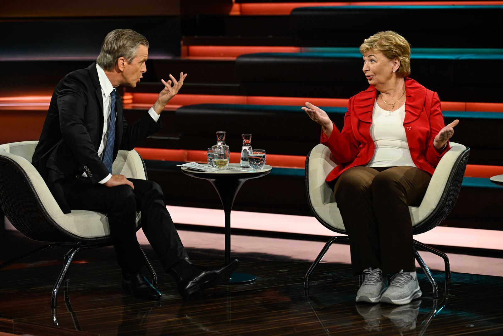 CDU-Politikerin Martina Schweinsburg hat eine klare Meinung zur Brandmauer: Sie bezeichnete sie bei „Markus Lanz“ als „bekloppt“.  (Bild: ZDF / Markus Hertrich)