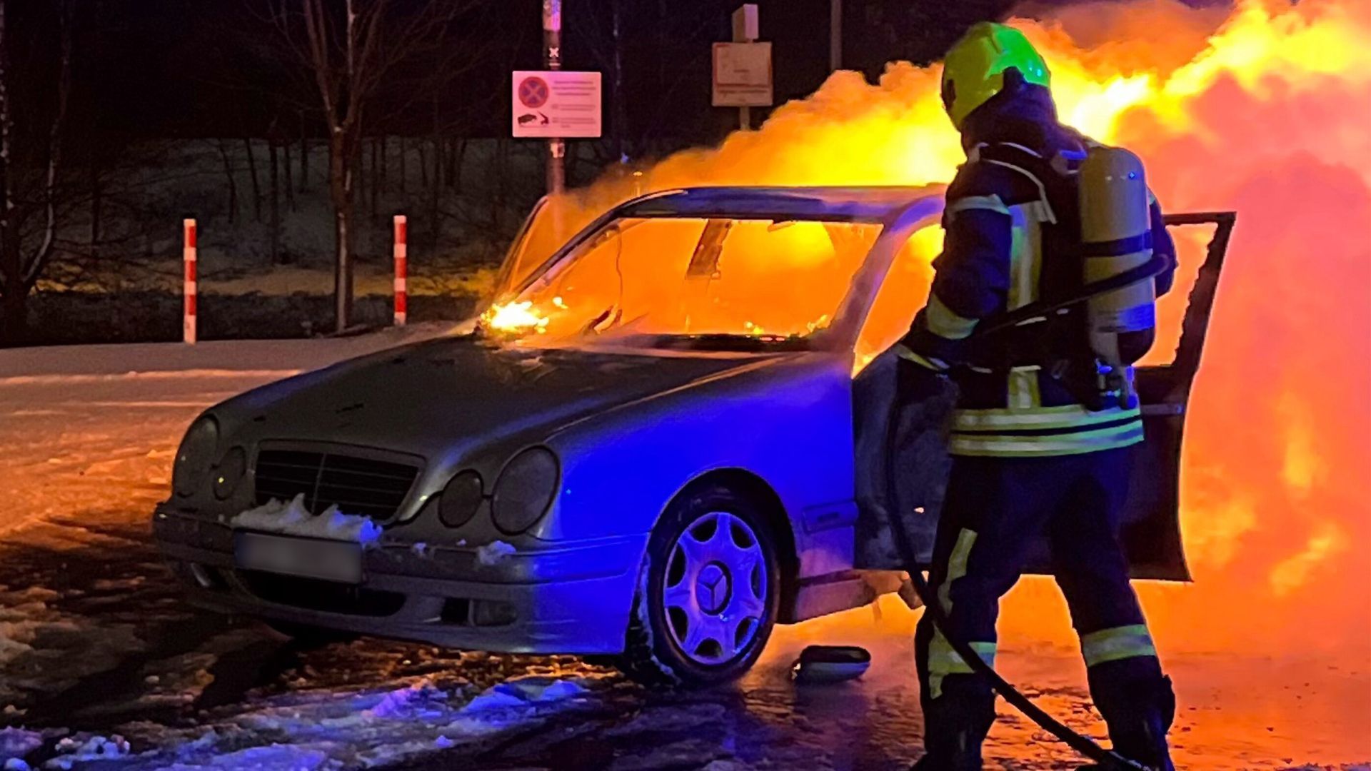 das Foto zeigt ein brennendes Auto nach einem Tankunfall in Oberhausen im Januar 2026.