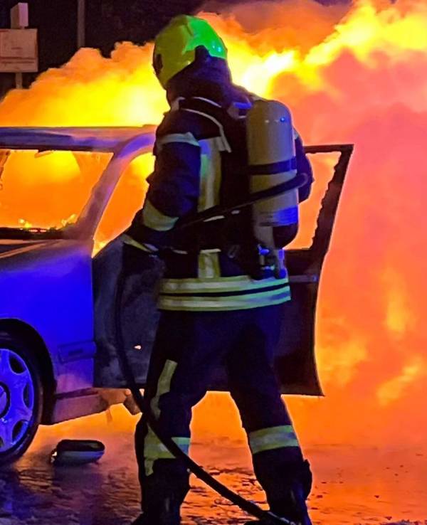 das Foto zeigt ein brennendes Auto nach einem Tankunfall in Oberhausen im Januar 2026.