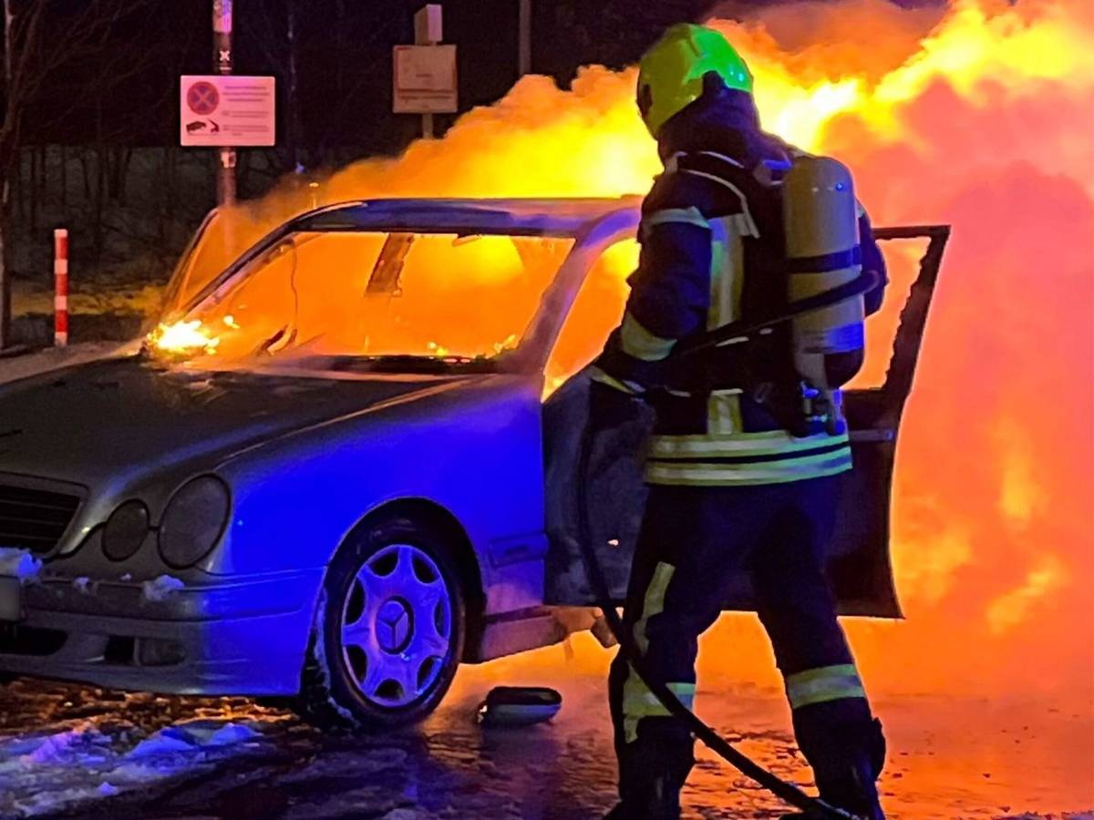 das Foto zeigt ein brennendes Auto nach einem Tankunfall in Oberhausen im Januar 2026.