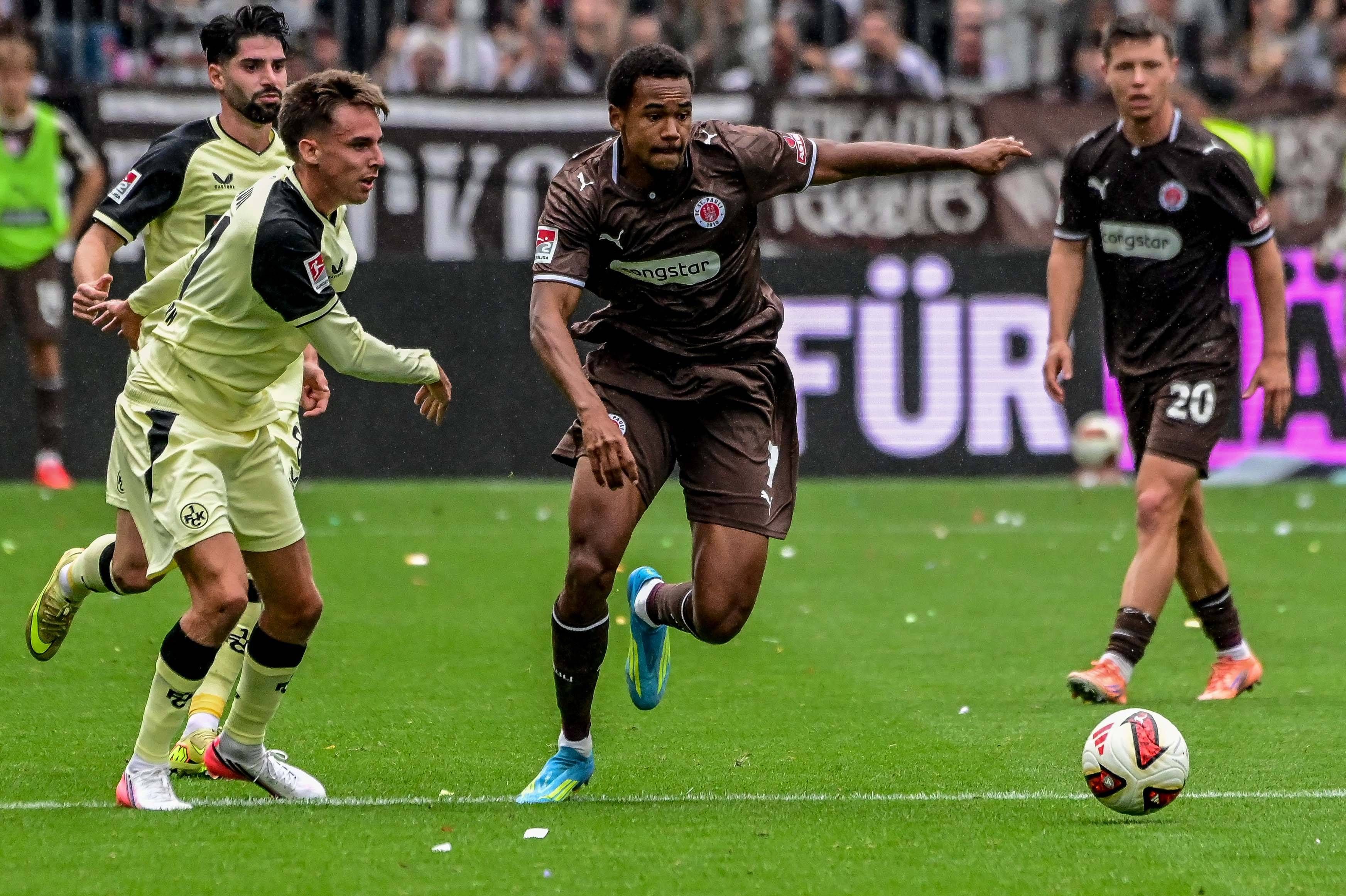 Youssoupha Niang ist für St. Pauli am Ball.