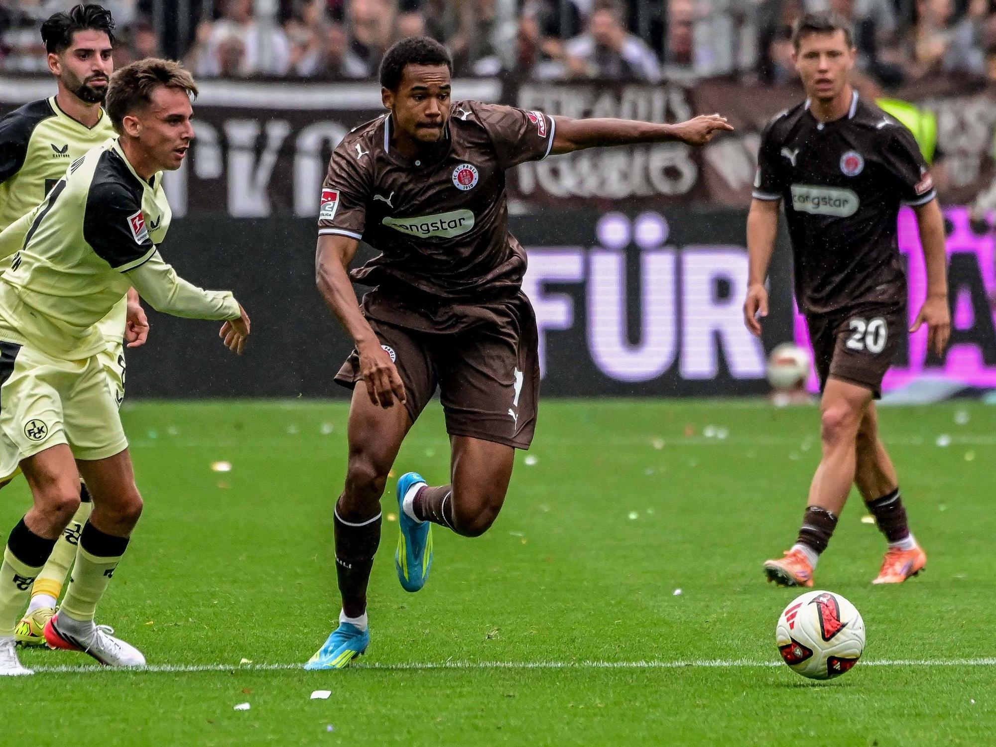 Youssoupha Niang ist für St. Pauli am Ball.