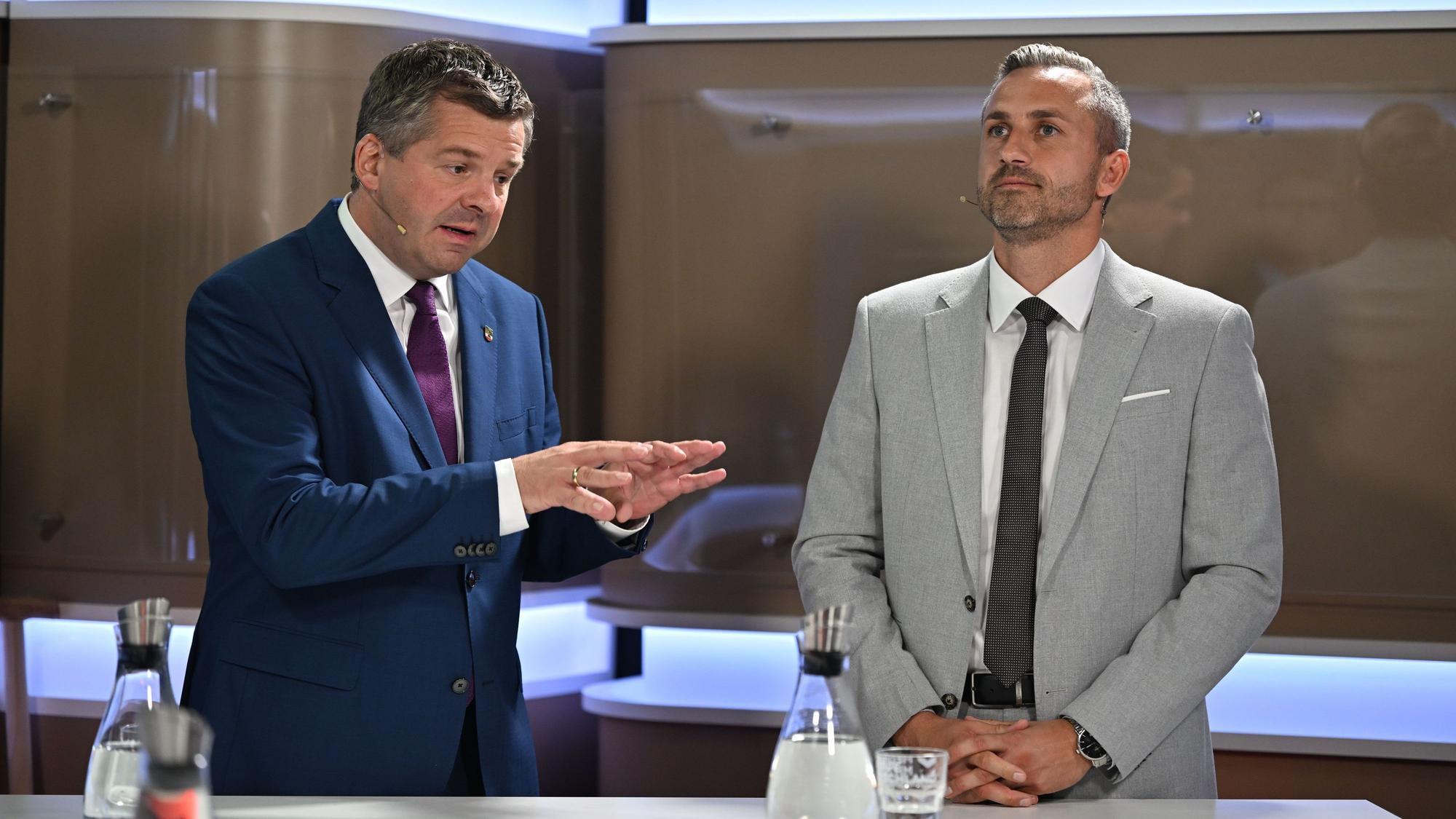 Sachsen-Anhalts Ministerpräsident Sven Schulze (CDU, l.) und Ulrich Siegmund (AfD) stehen in einem TV-Duell von „Volksstimme“ und „Mitteldeutscher Zeitung“ im Studio und diskutieren.