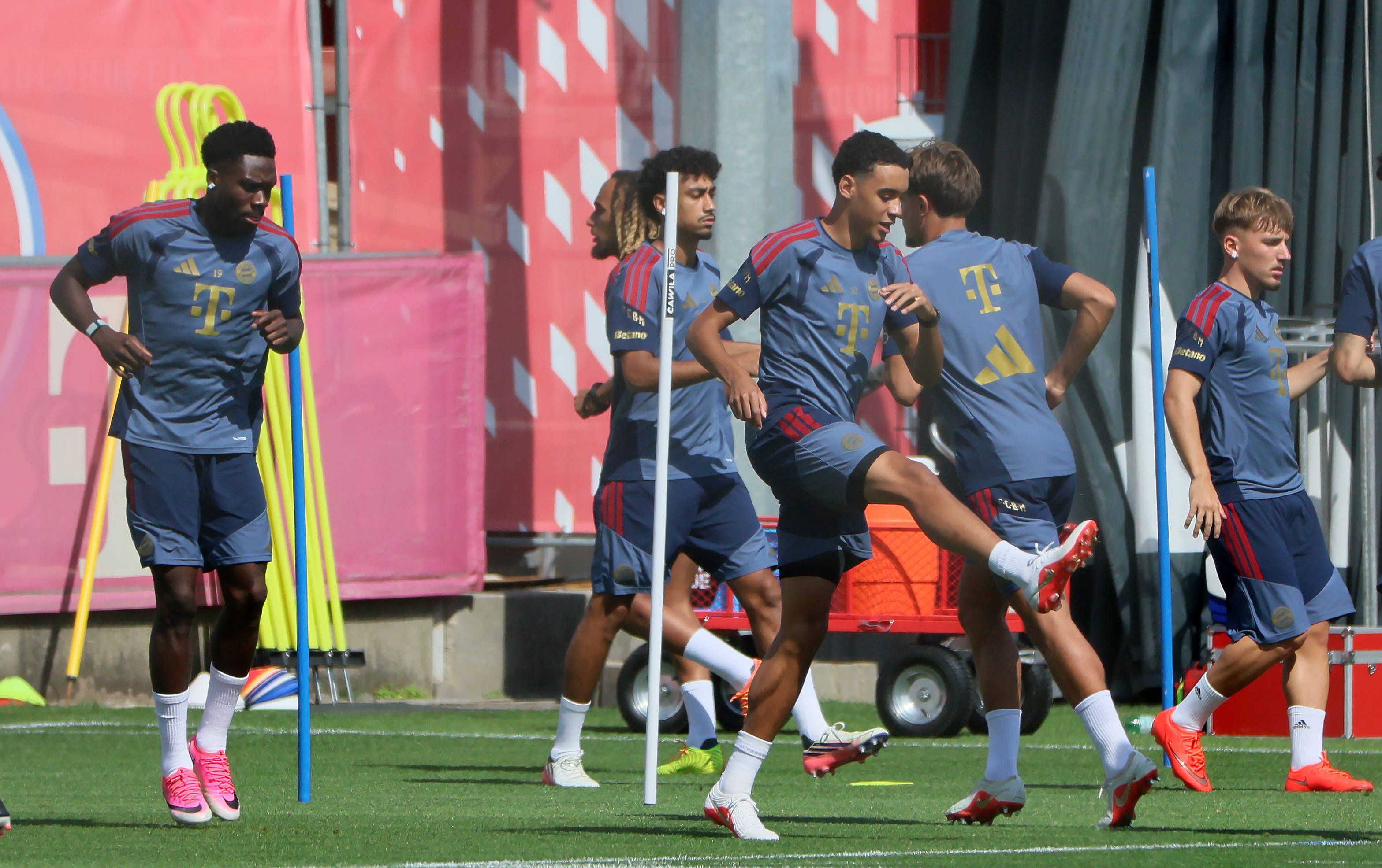 Alphonso Davies, Sacha Boey, Nathaniel Brown, Jamal Musiala, Tom Bischof und Lennart Karl beim Bayern-Training.