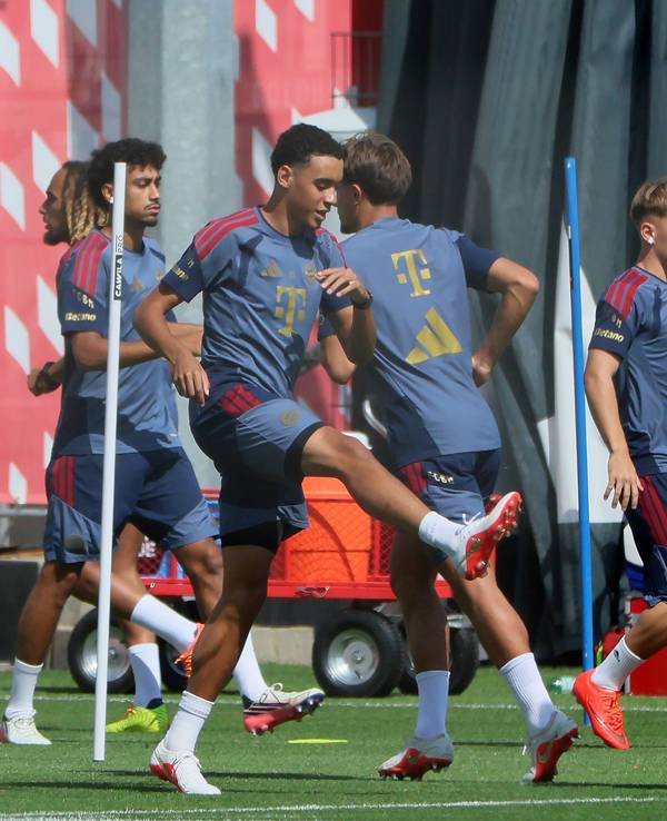Alphonso Davies, Sacha Boey, Nathaniel Brown, Jamal Musiala, Tom Bischof und Lennart Karl beim Bayern-Training.