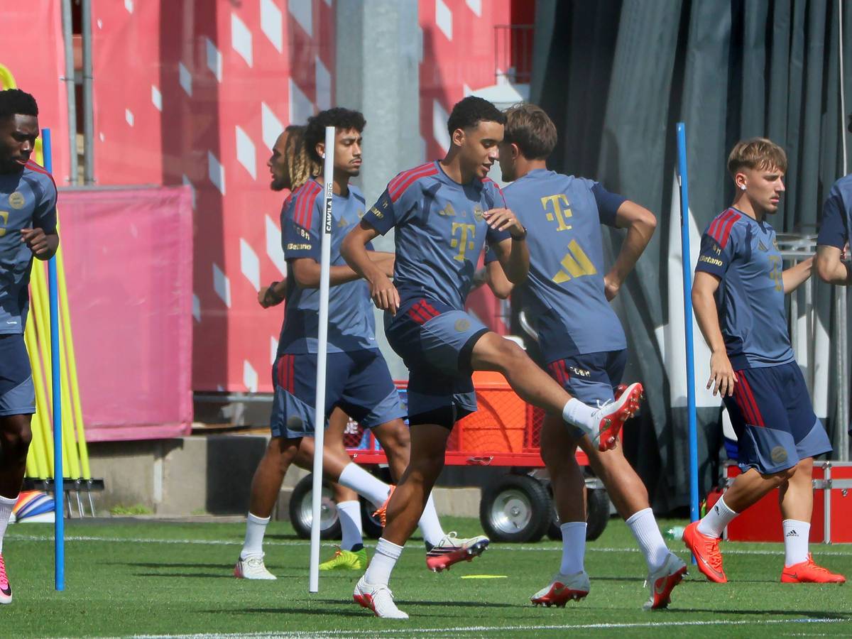 Alphonso Davies, Sacha Boey, Nathaniel Brown, Jamal Musiala, Tom Bischof und Lennart Karl beim Bayern-Training.
